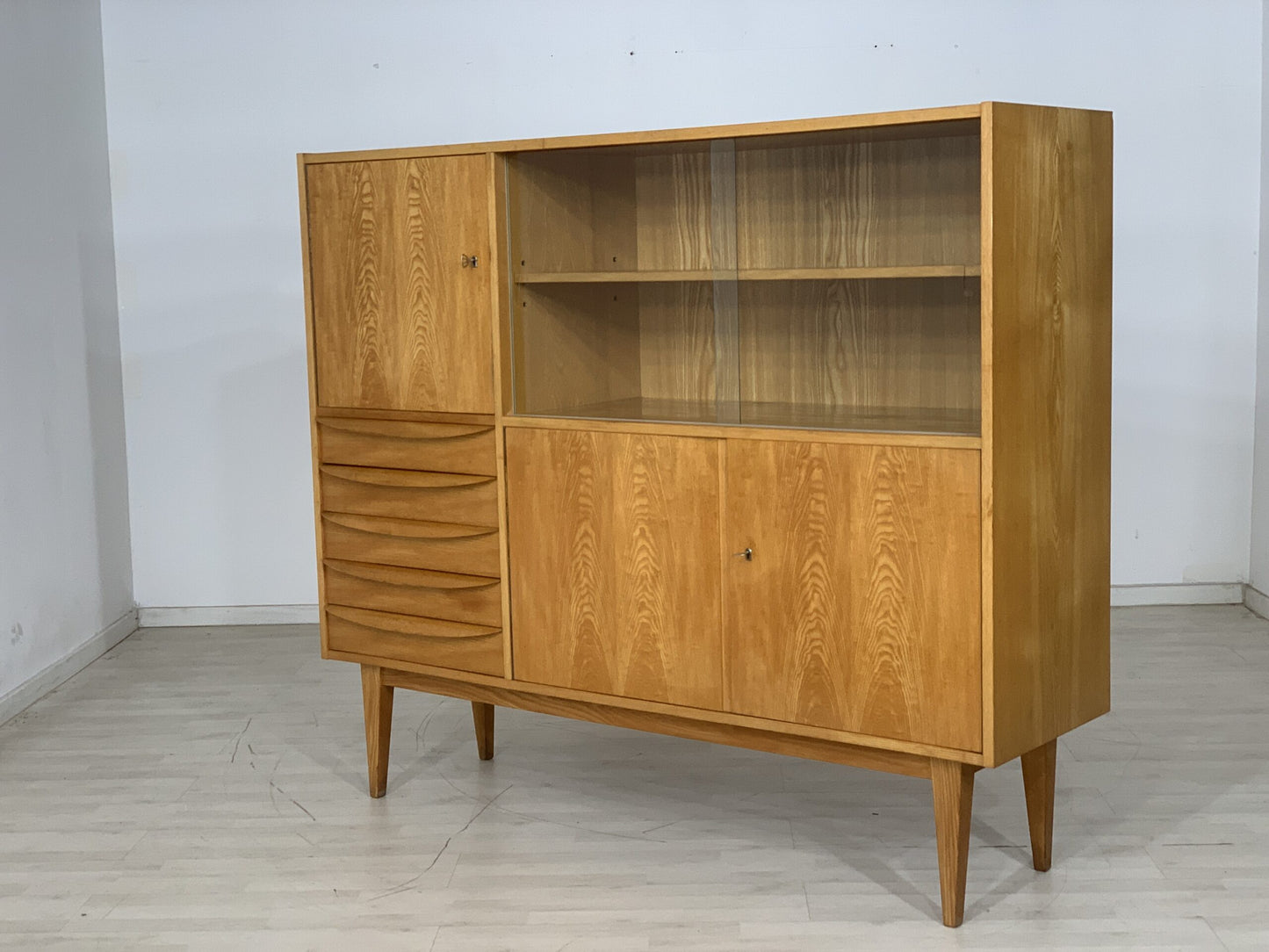 VINTAGE HELLERAU GESCHIRRSCHRANK WOHNZIMMERSCHRANK SCHRANK MID CENTURY HIGHBOARD