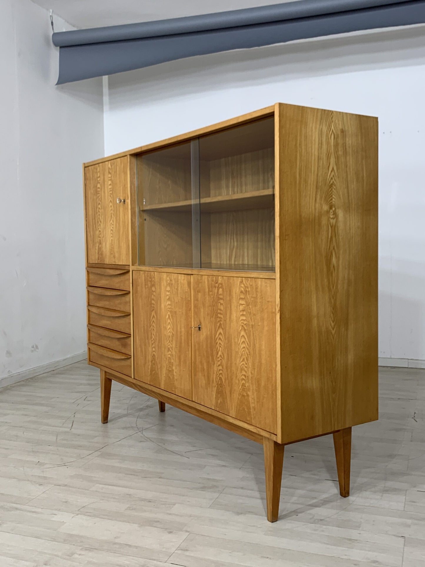 VINTAGE HELLERAU GESCHIRRSCHRANK WOHNZIMMERSCHRANK SCHRANK MID CENTURY HIGHBOARD