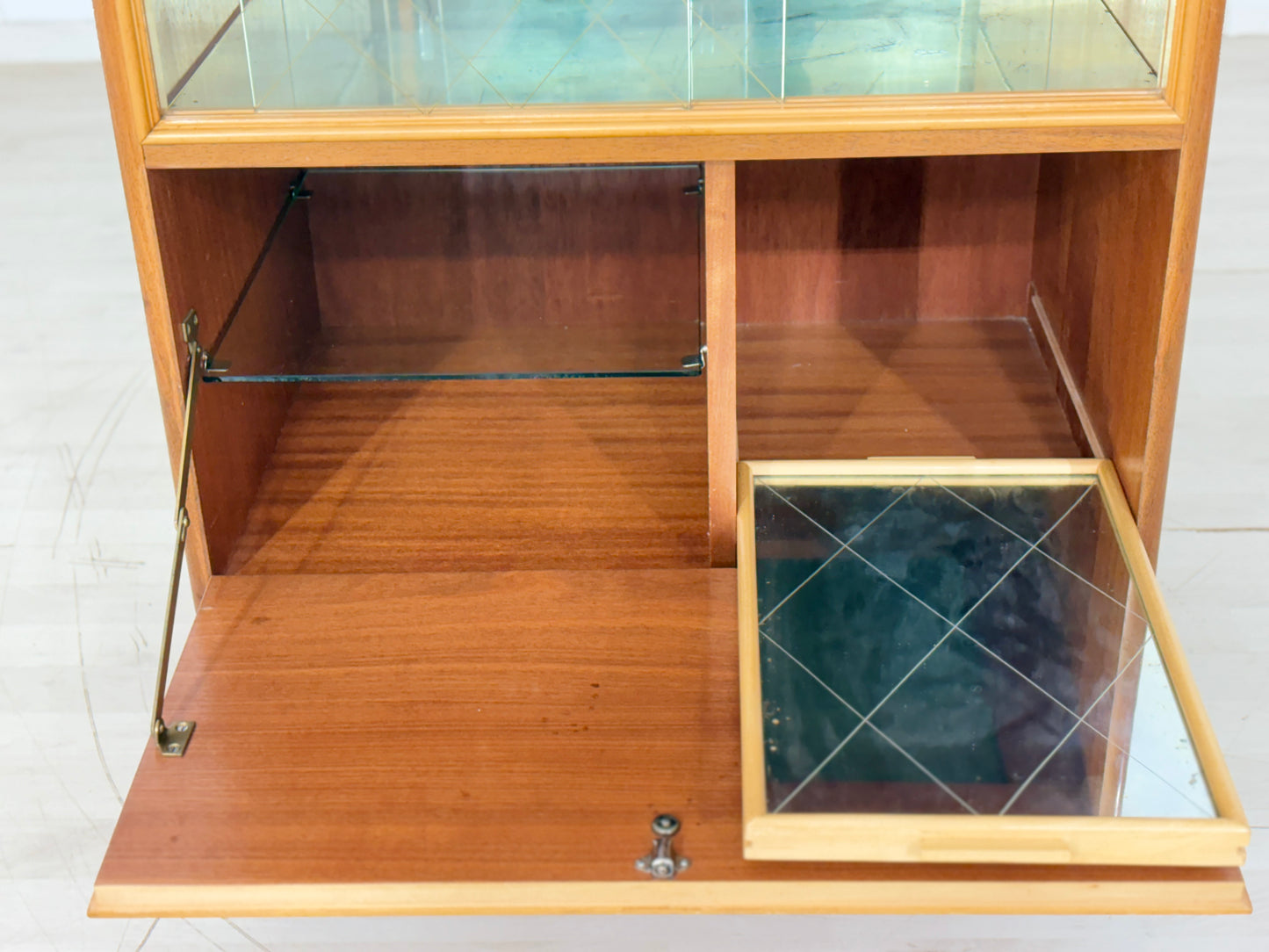 Sehr schöner Vintage Barschrank Bar Vitrine Kommode Schrank