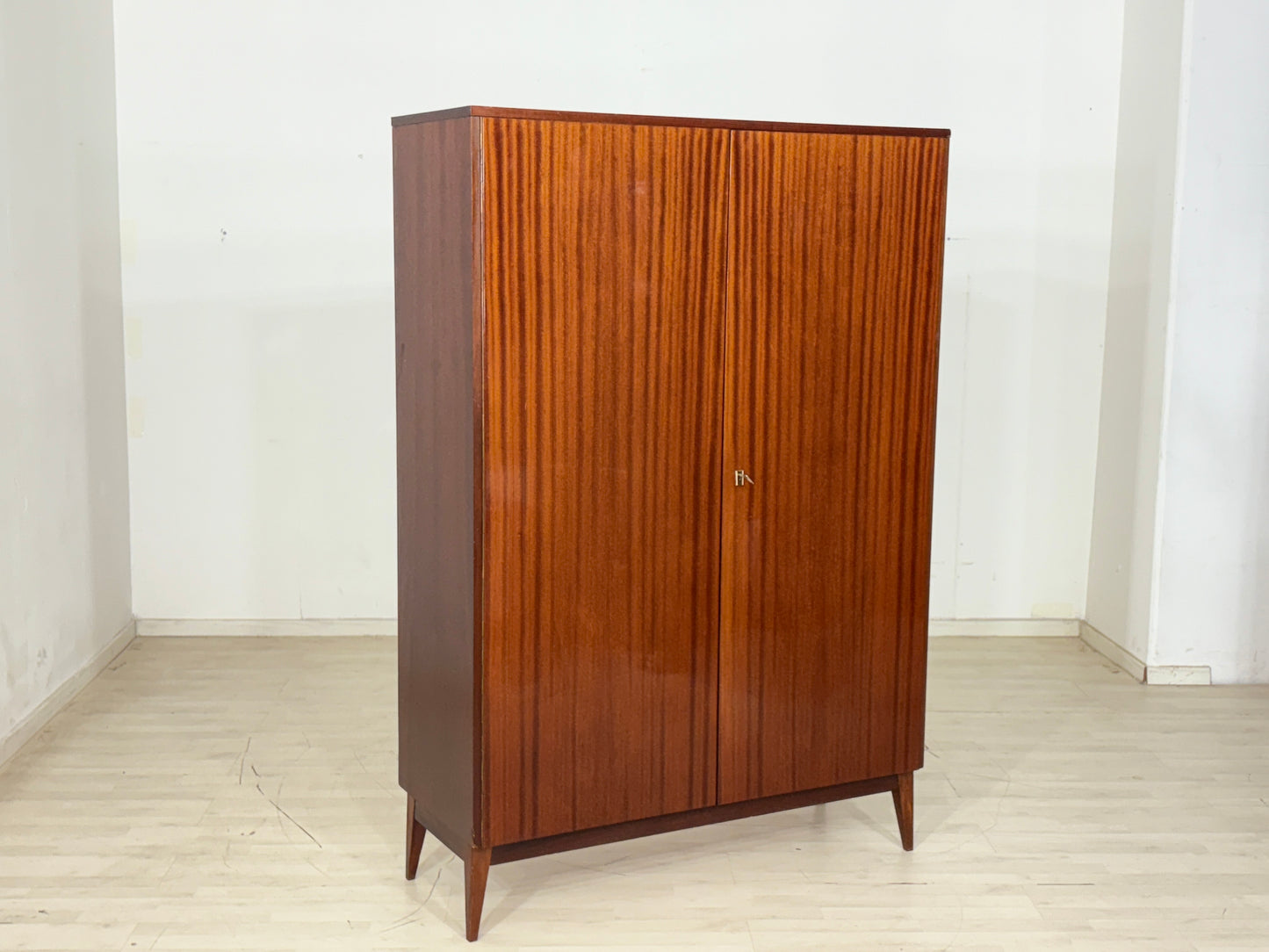 Mid Century Wäscheschrank Flurschrank Garderobenschrank Kleiderschrank Holz Schrank Vintage