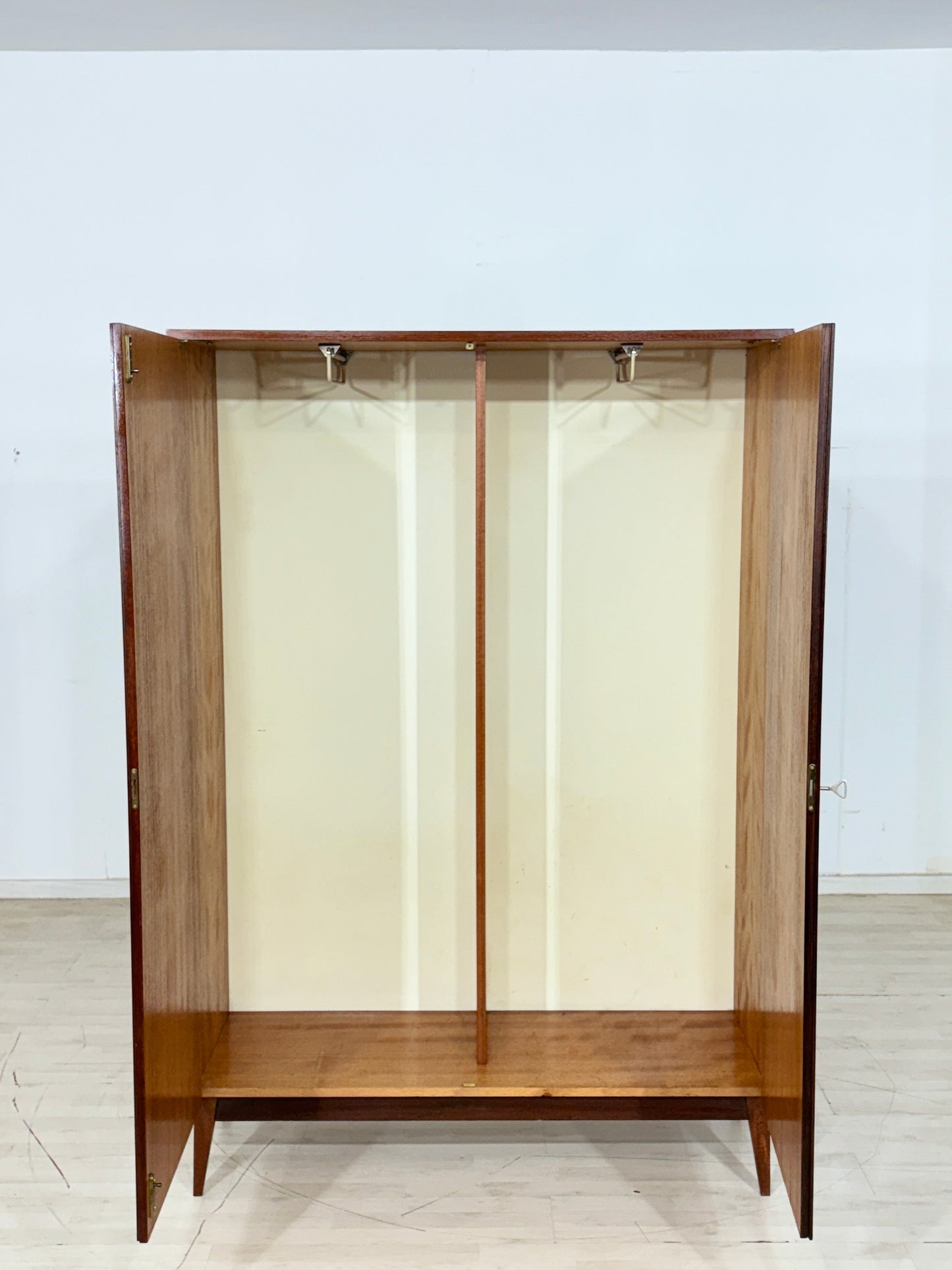 Mid Century Wäscheschrank Flurschrank Garderobenschrank Kleiderschrank Holz Schrank Vintage