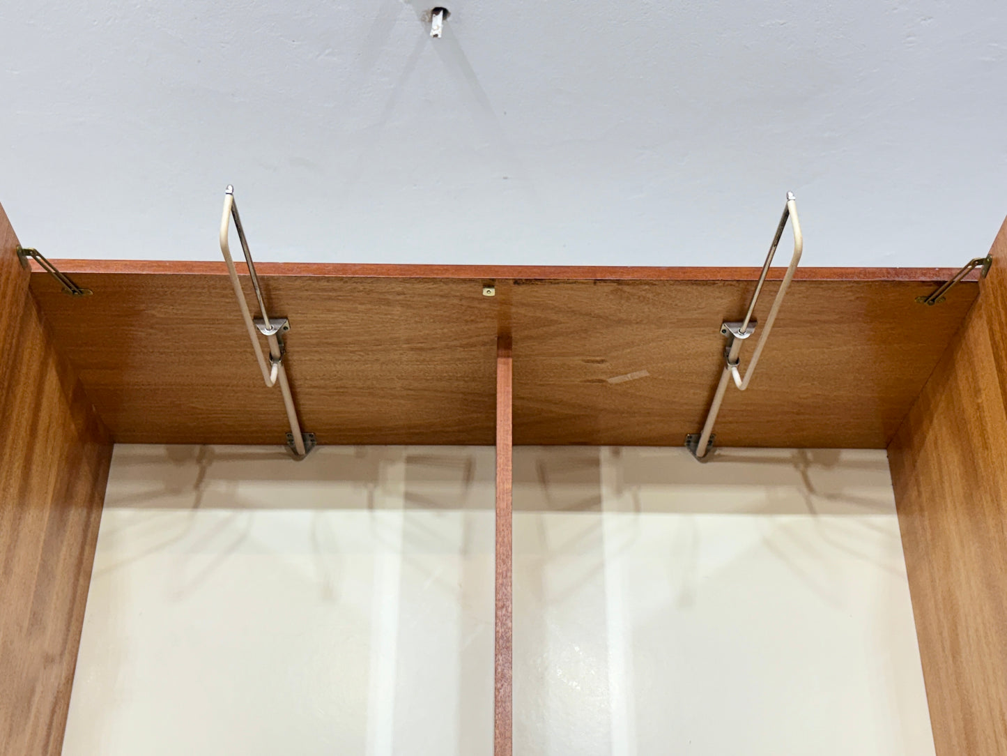 Mid Century Wäscheschrank Flurschrank Garderobenschrank Kleiderschrank Holz Schrank Vintage