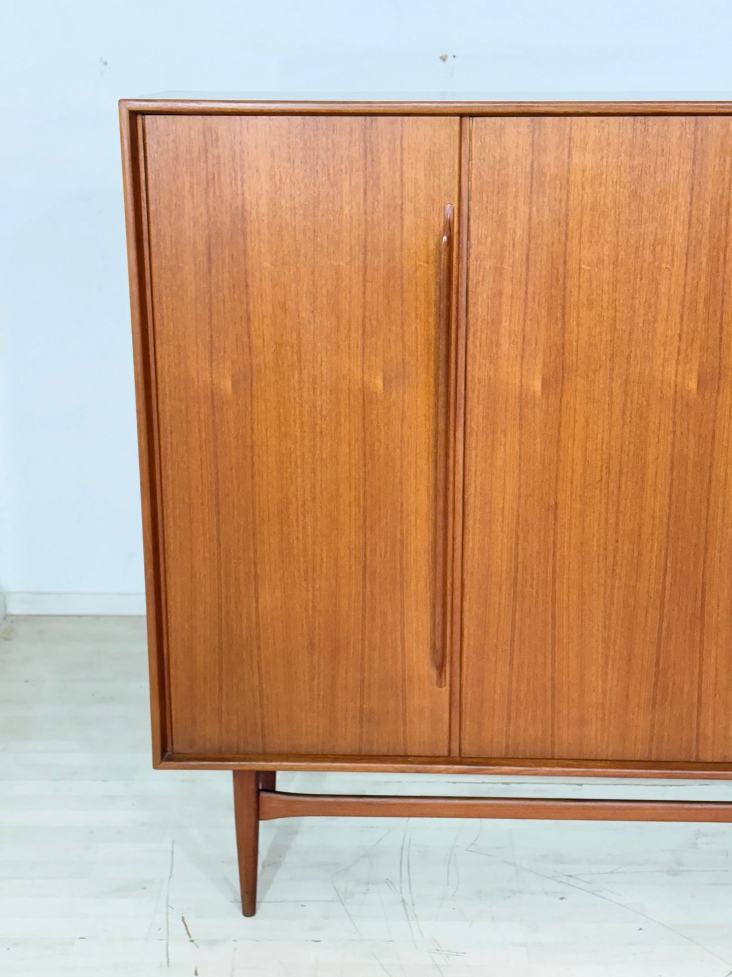 Mid-Century Teak Highboard der 60er Jahre – Wohnzimmerschrank - Anrichte