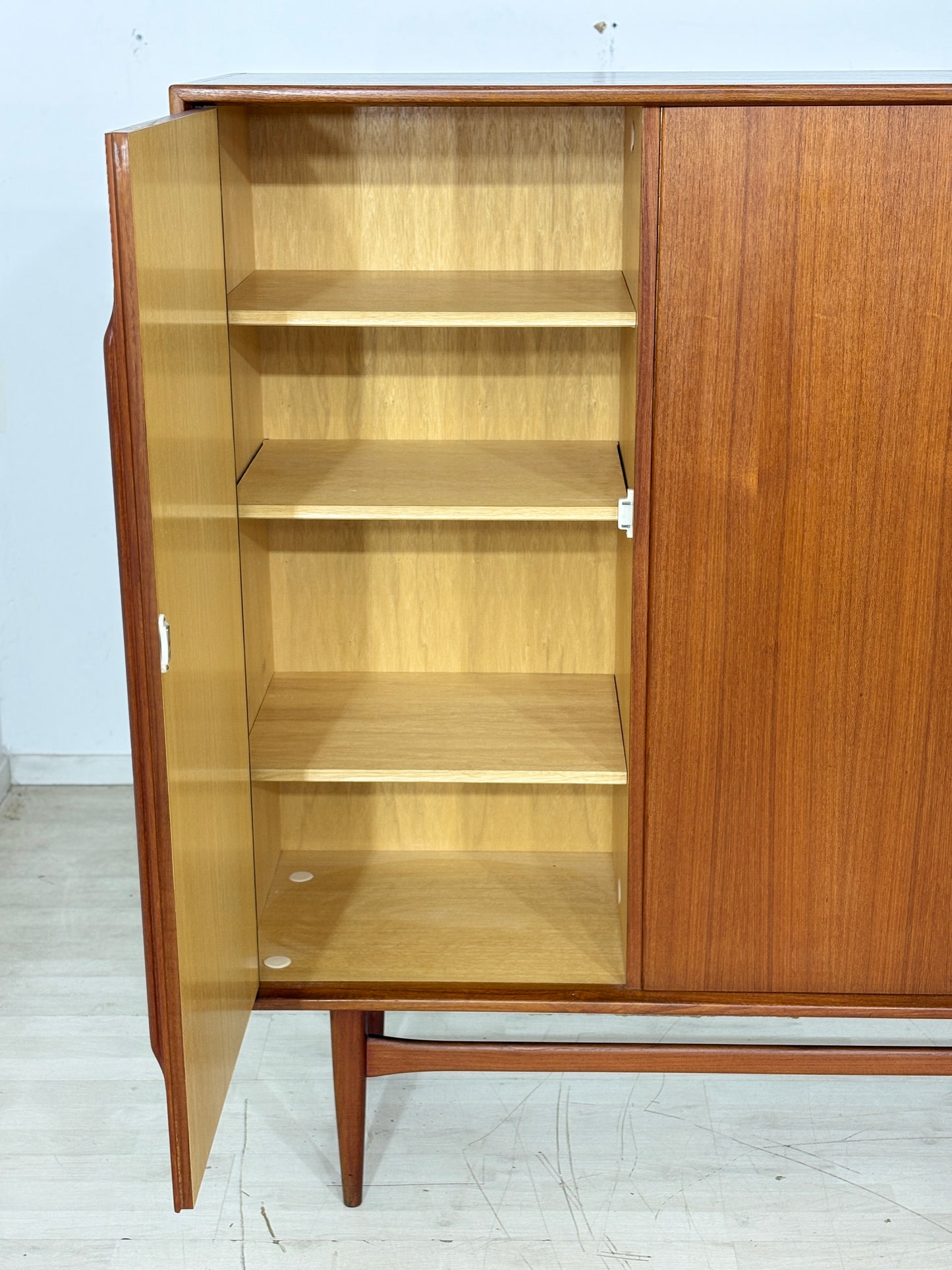 Mid-Century Teak Highboard der 60er Jahre – Wohnzimmerschrank - Anrichte