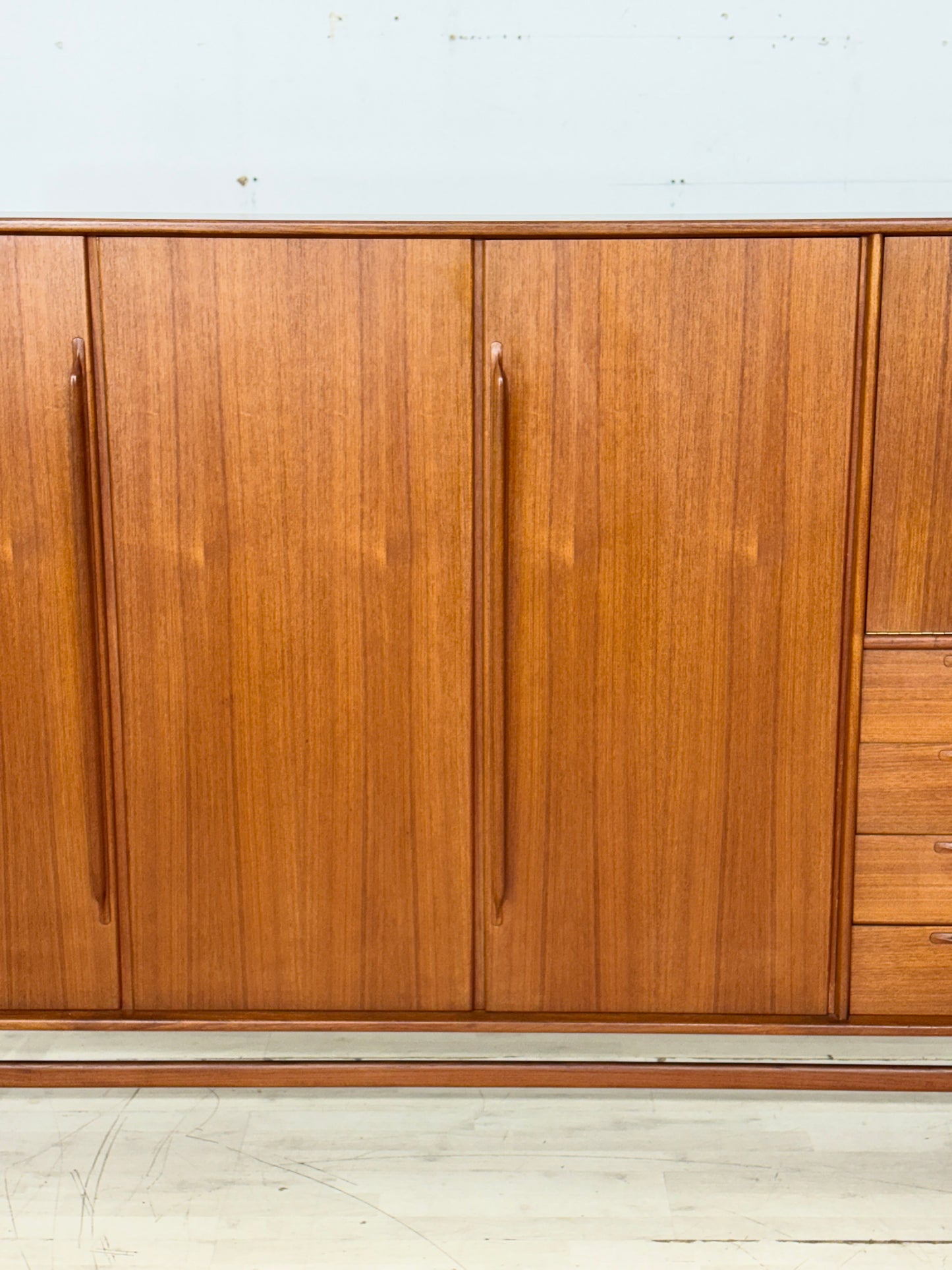 Mid-Century Teak Highboard der 60er Jahre – Wohnzimmerschrank - Anrichte