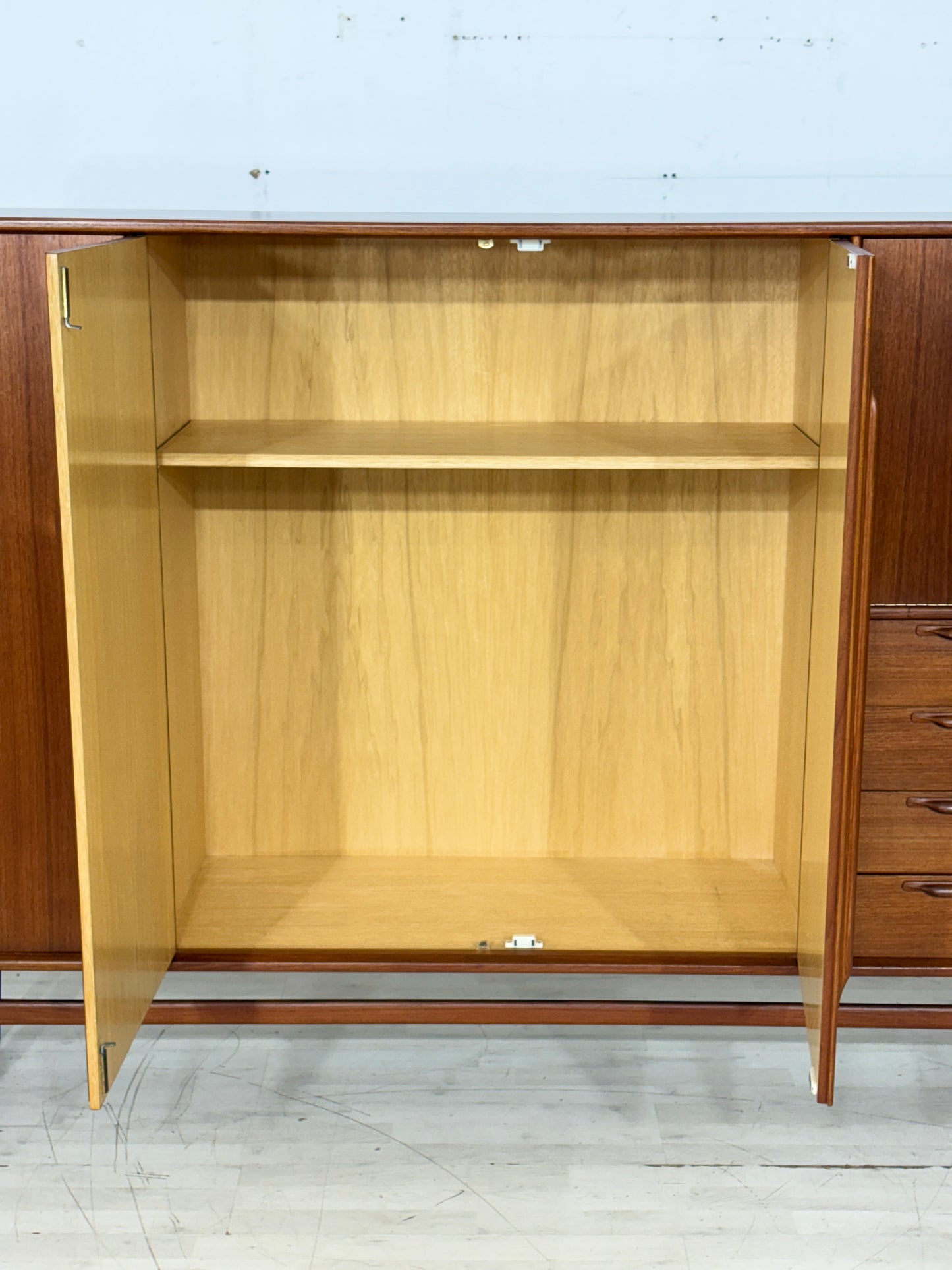 Mid-Century Teak Highboard der 60er Jahre – Wohnzimmerschrank - Anrichte