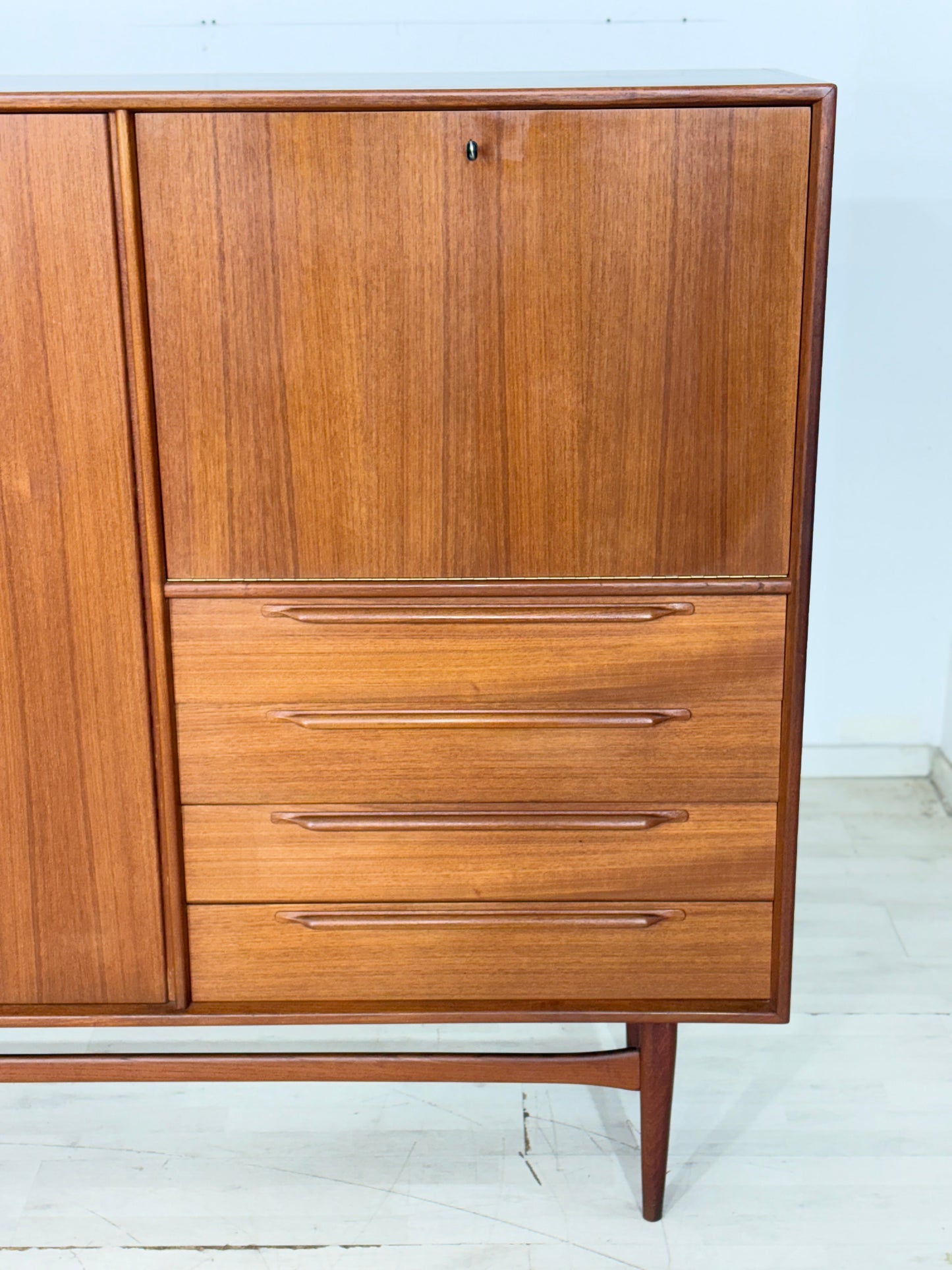 Mid-Century Teak Highboard der 60er Jahre – Wohnzimmerschrank - Anrichte