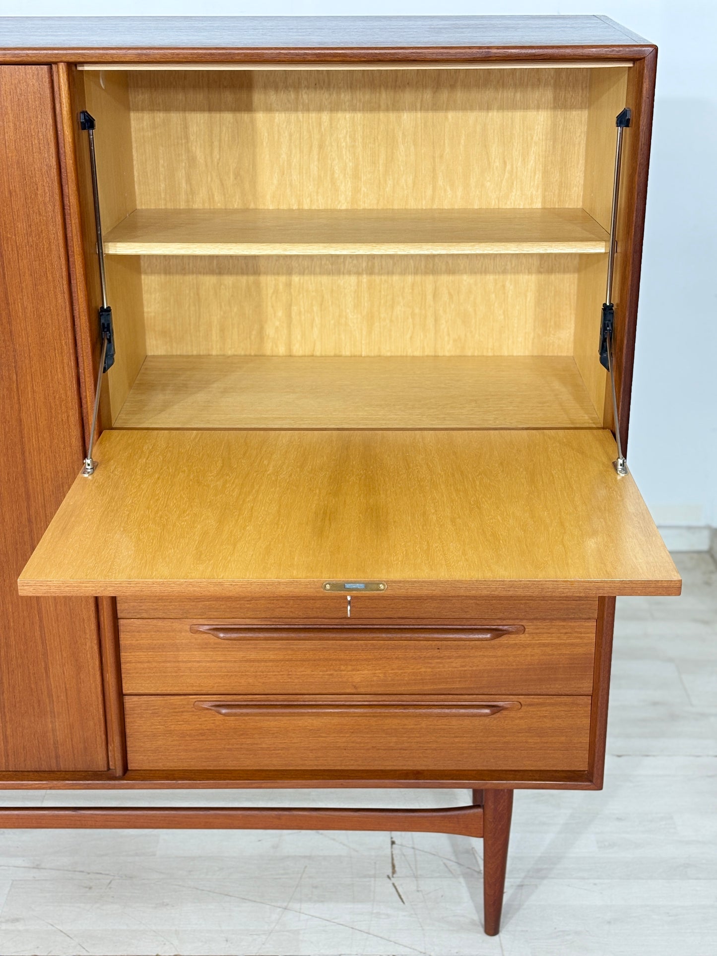 Mid-Century Teak Highboard der 60er Jahre – Wohnzimmerschrank - Anrichte