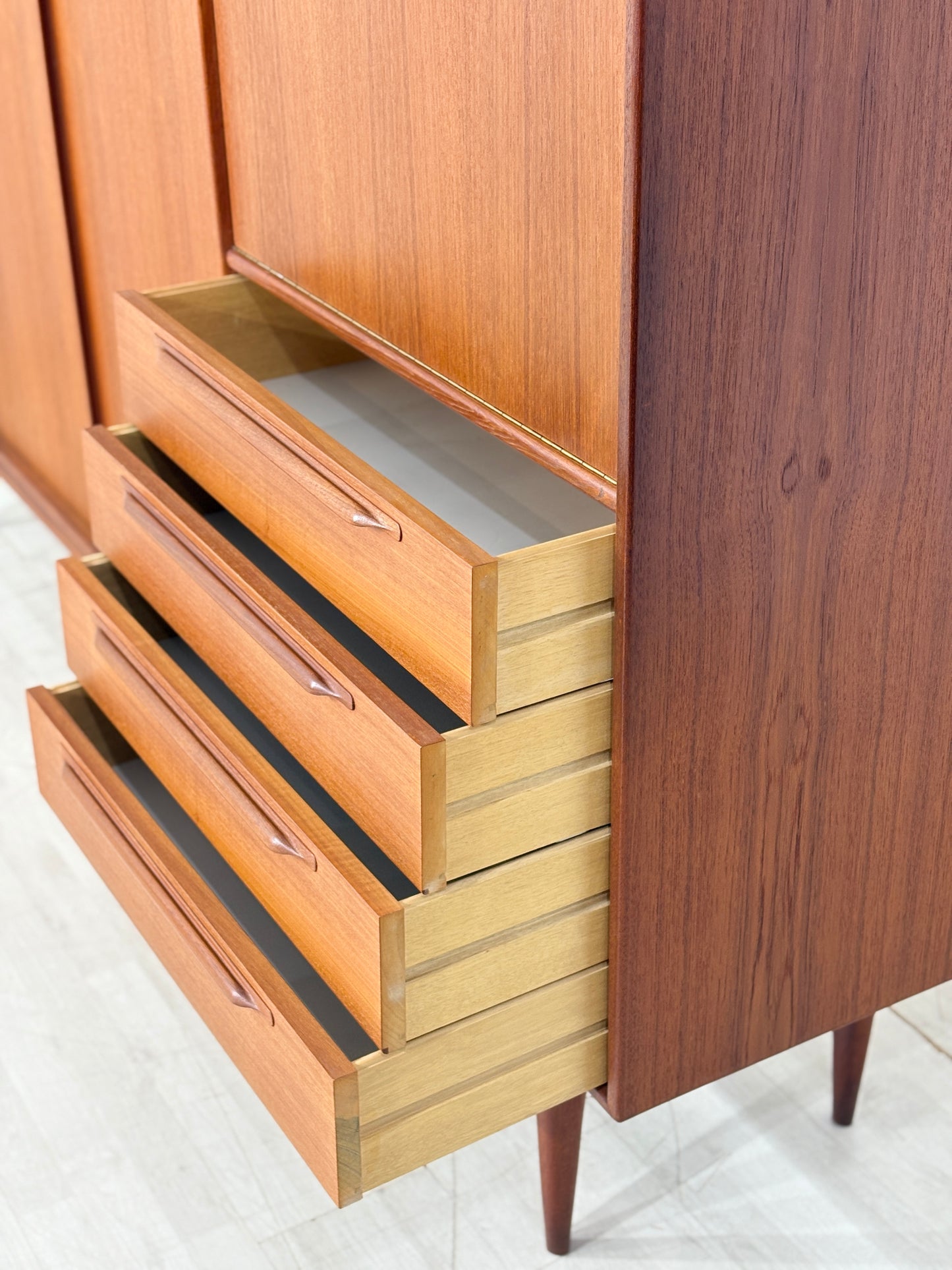 Mid-Century Teak Highboard der 60er Jahre – Wohnzimmerschrank - Anrichte