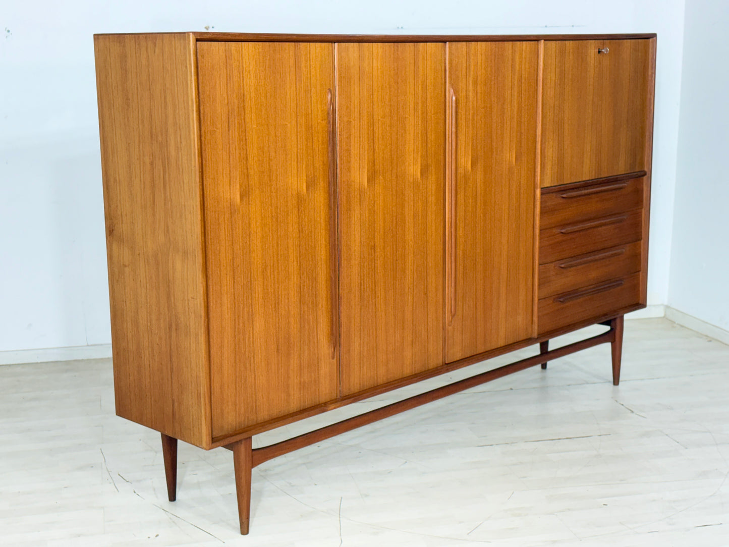 Mid-Century Teak Highboard der 60er Jahre – Wohnzimmerschrank - Anrichte