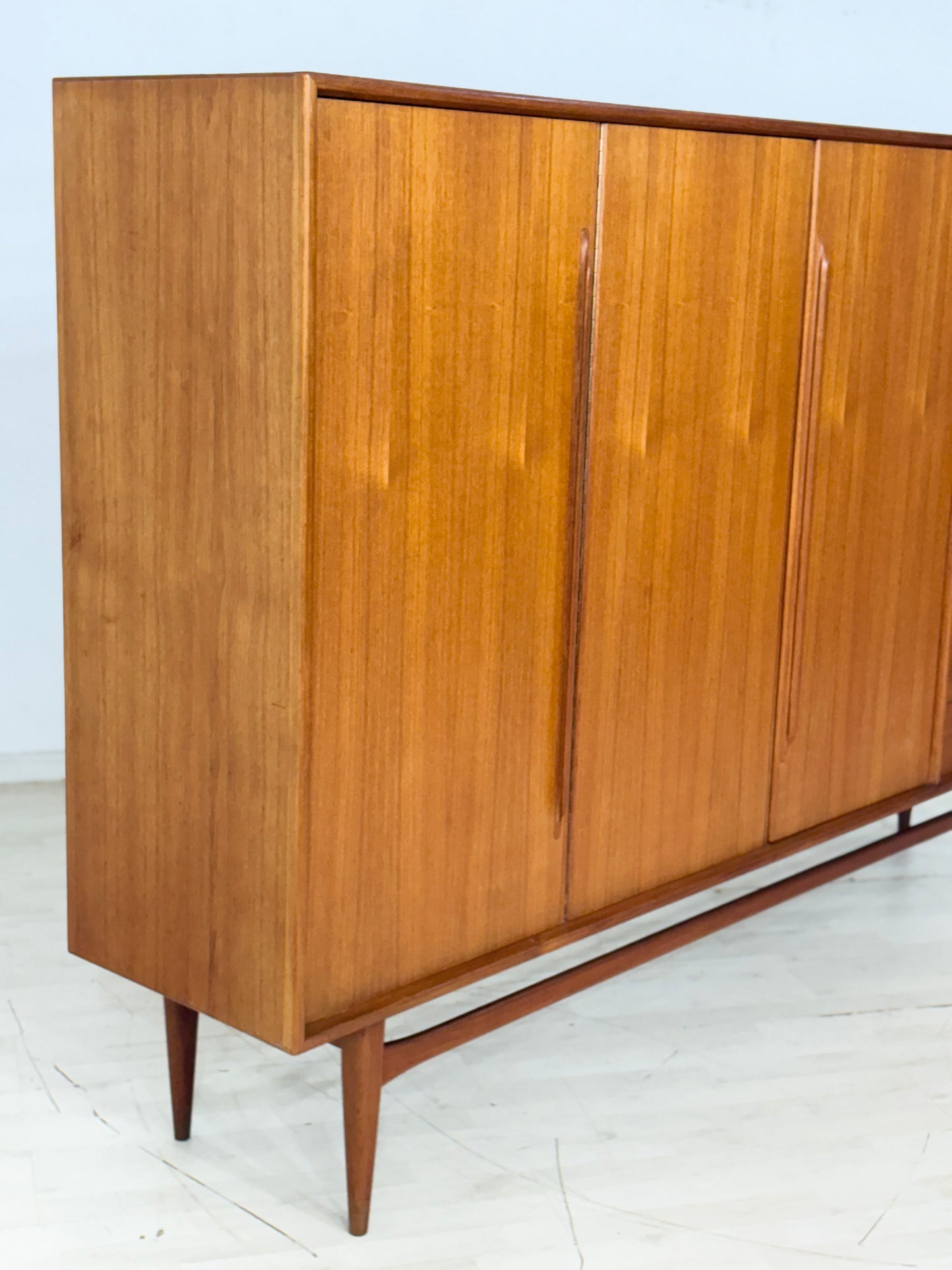 Mid-Century Teak Highboard der 60er Jahre – Wohnzimmerschrank - Anrichte