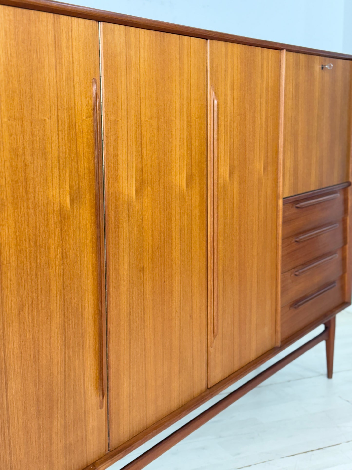 Mid-Century Teak Highboard der 60er Jahre – Wohnzimmerschrank - Anrichte