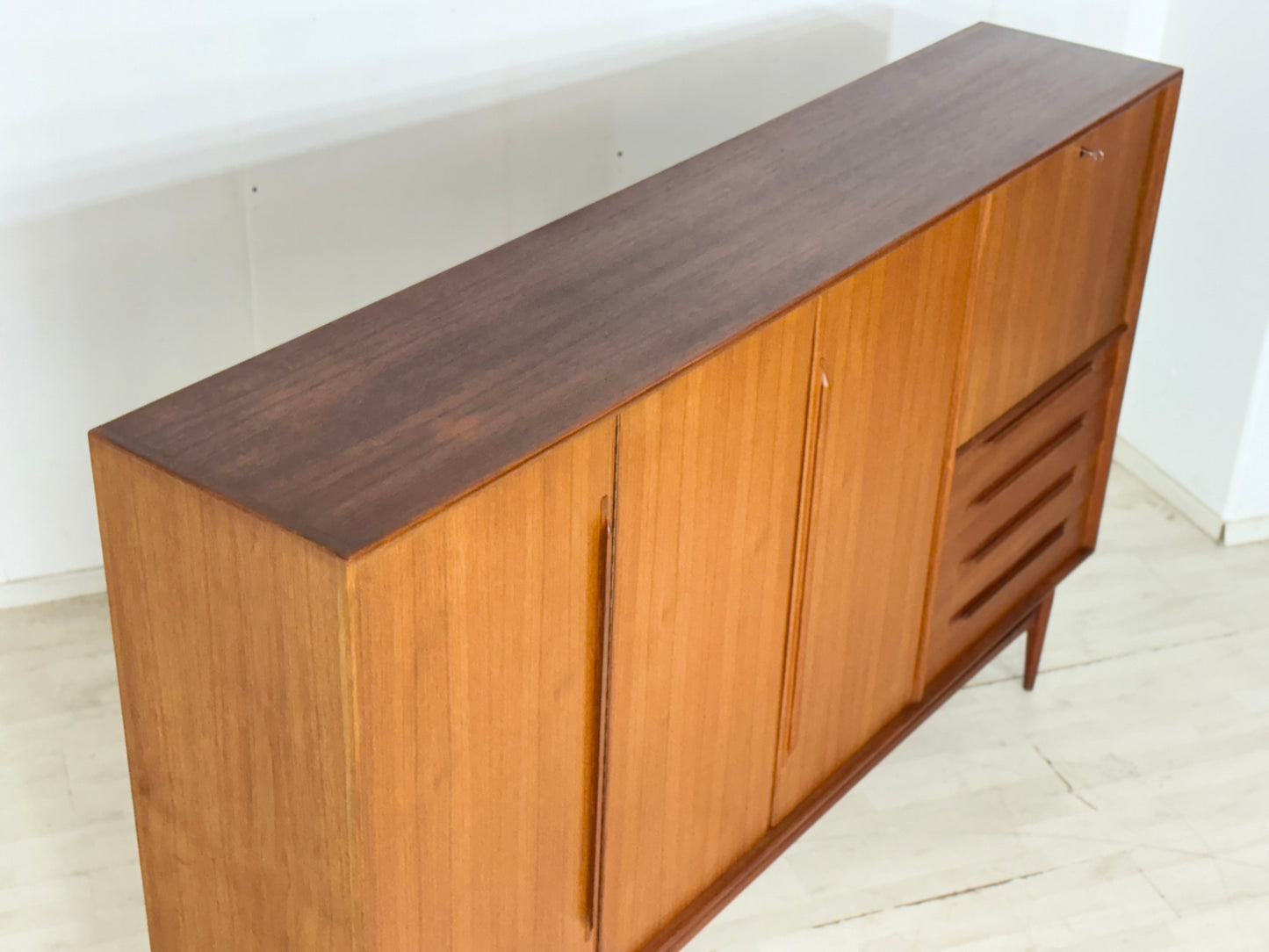 Mid-Century Teak Highboard der 60er Jahre – Wohnzimmerschrank - Anrichte