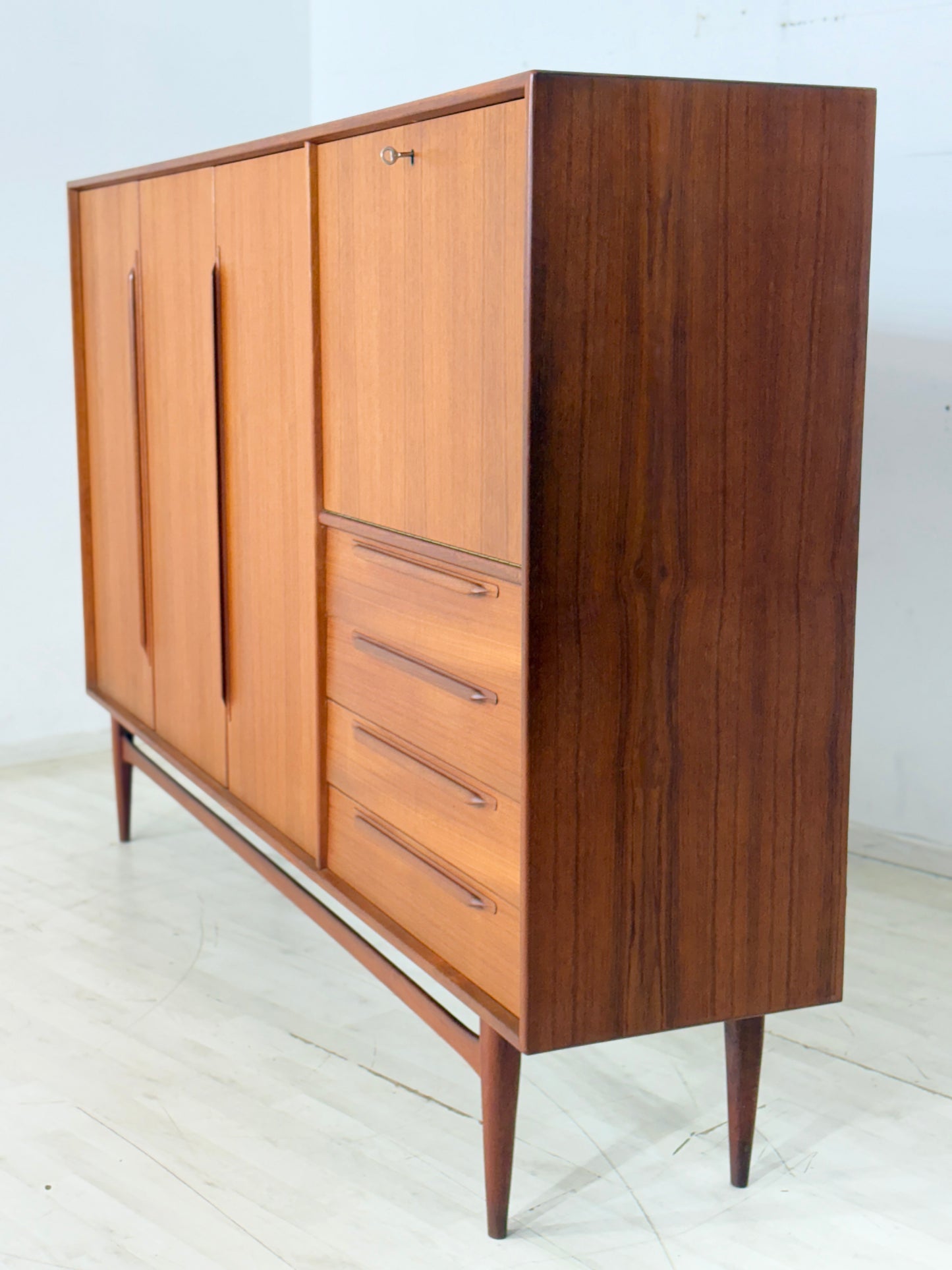 Mid-Century Teak Highboard der 60er Jahre – Wohnzimmerschrank - Anrichte