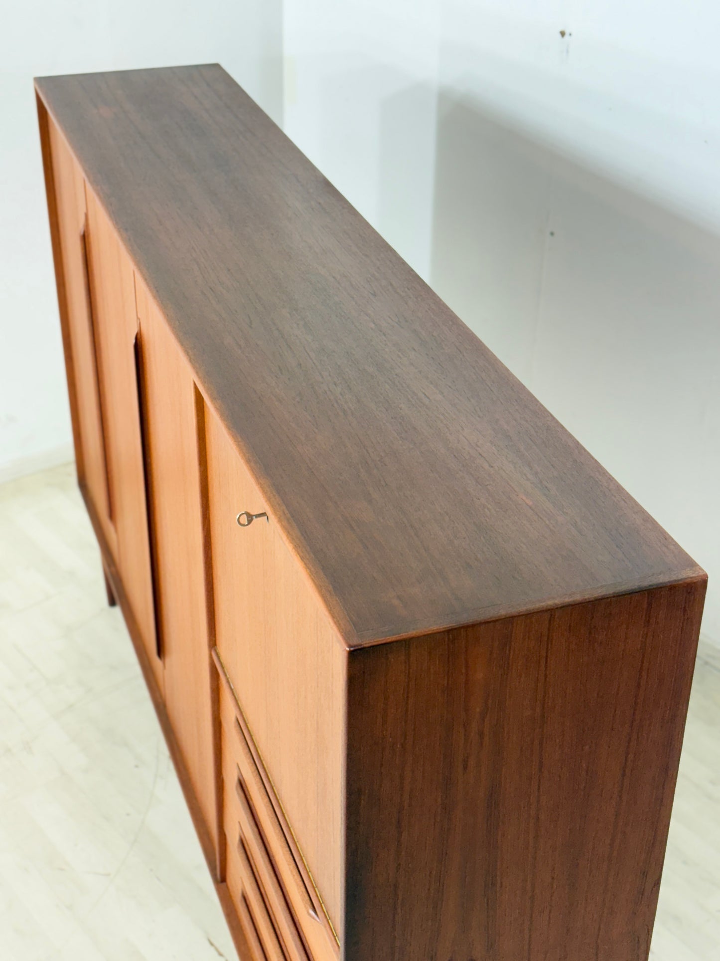 Mid-Century Teak Highboard der 60er Jahre – Wohnzimmerschrank - Anrichte