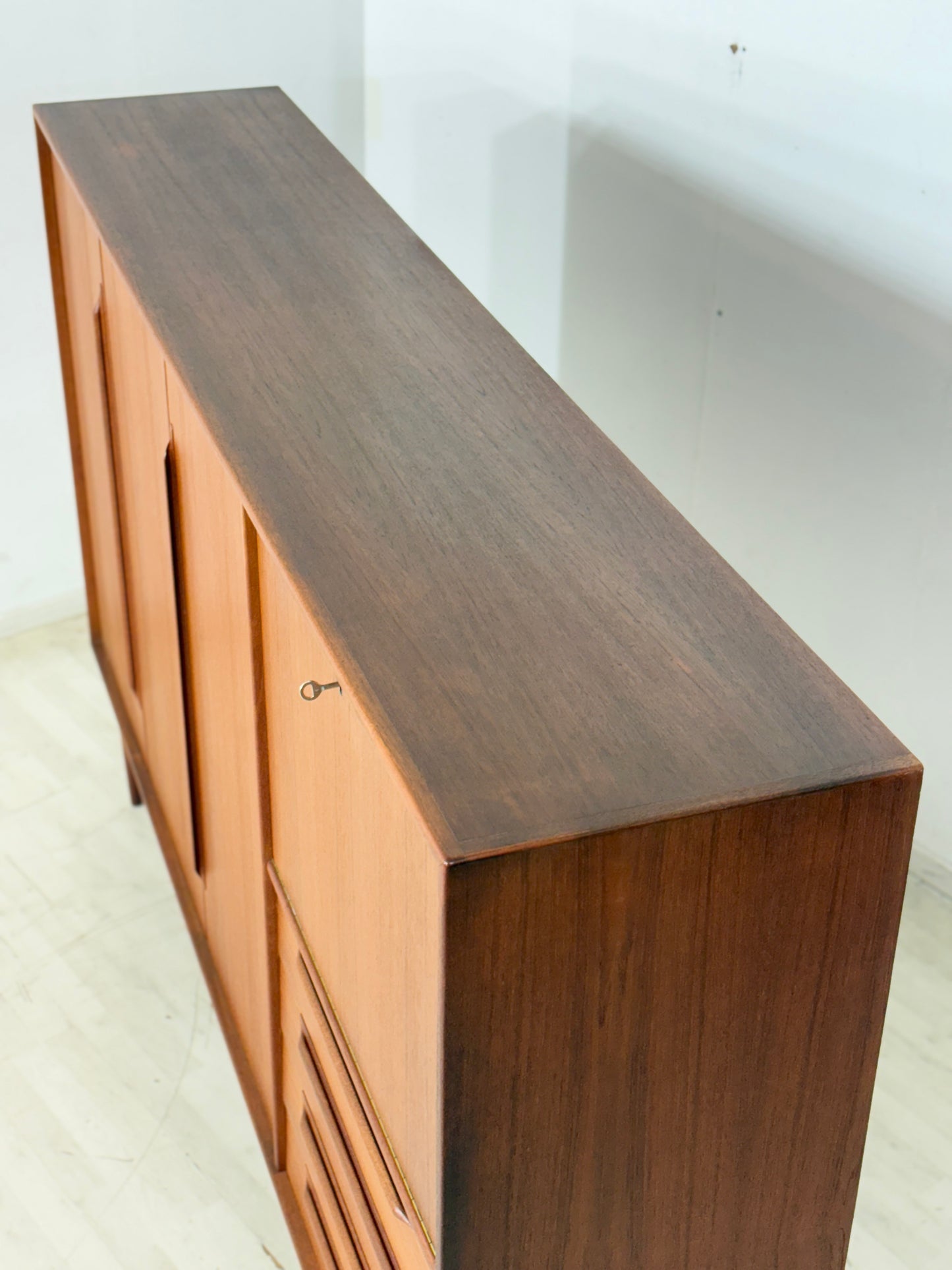 Mid-Century Teak Highboard der 60er Jahre – Wohnzimmerschrank - Anrichte