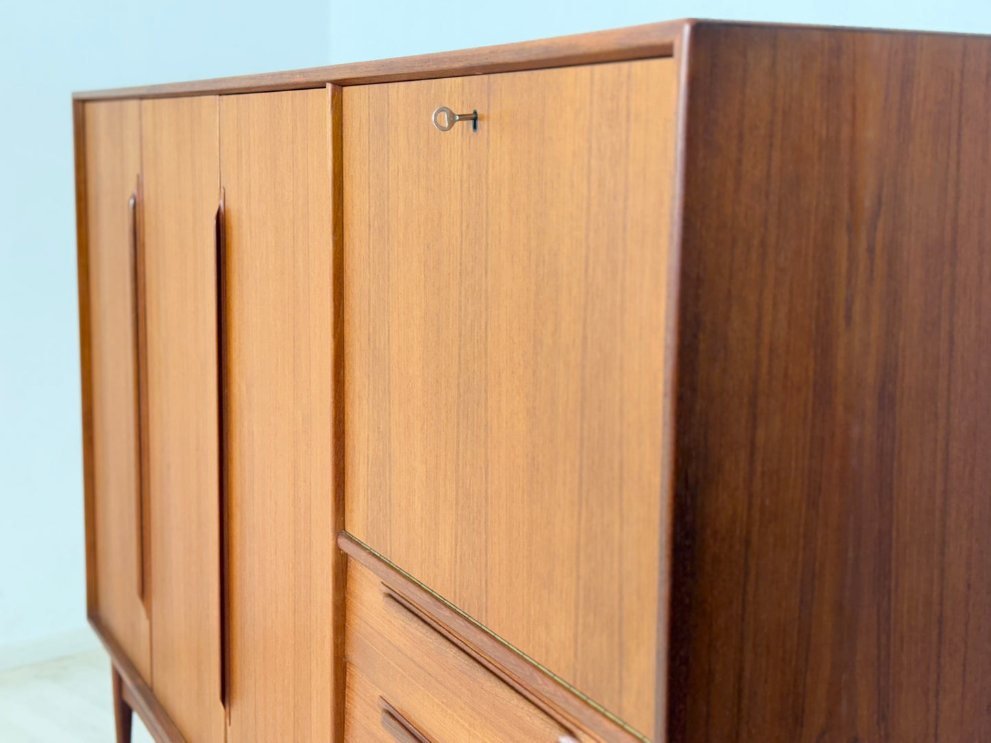 Mid-Century Teak Highboard der 60er Jahre – Wohnzimmerschrank - Anrichte
