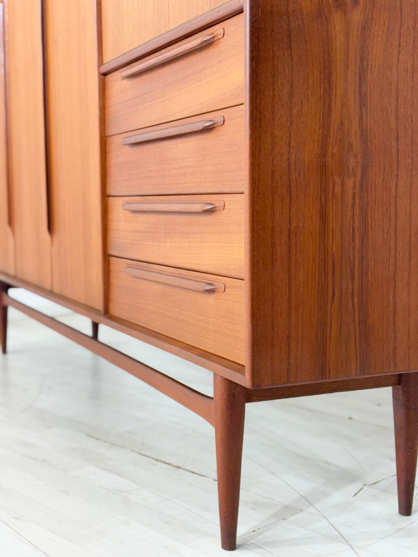 Mid-Century Teak Highboard der 60er Jahre – Wohnzimmerschrank - Anrichte