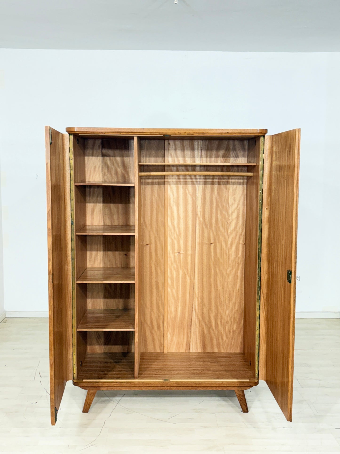 Schöner Vintage Kleiderschrank Wäscheschrank Holz Schrank