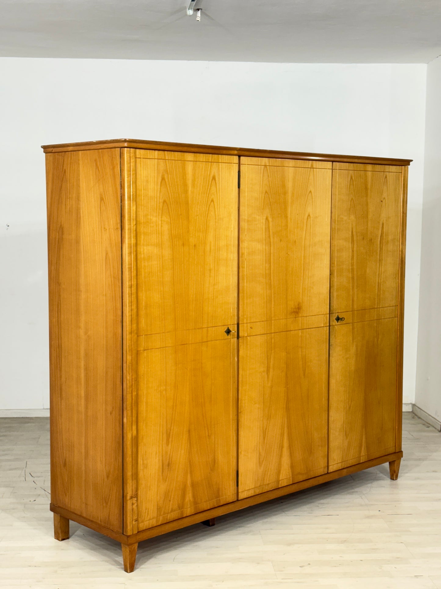 Vintage Kleiderschrank großer Holz Schrank Wäscheschrank