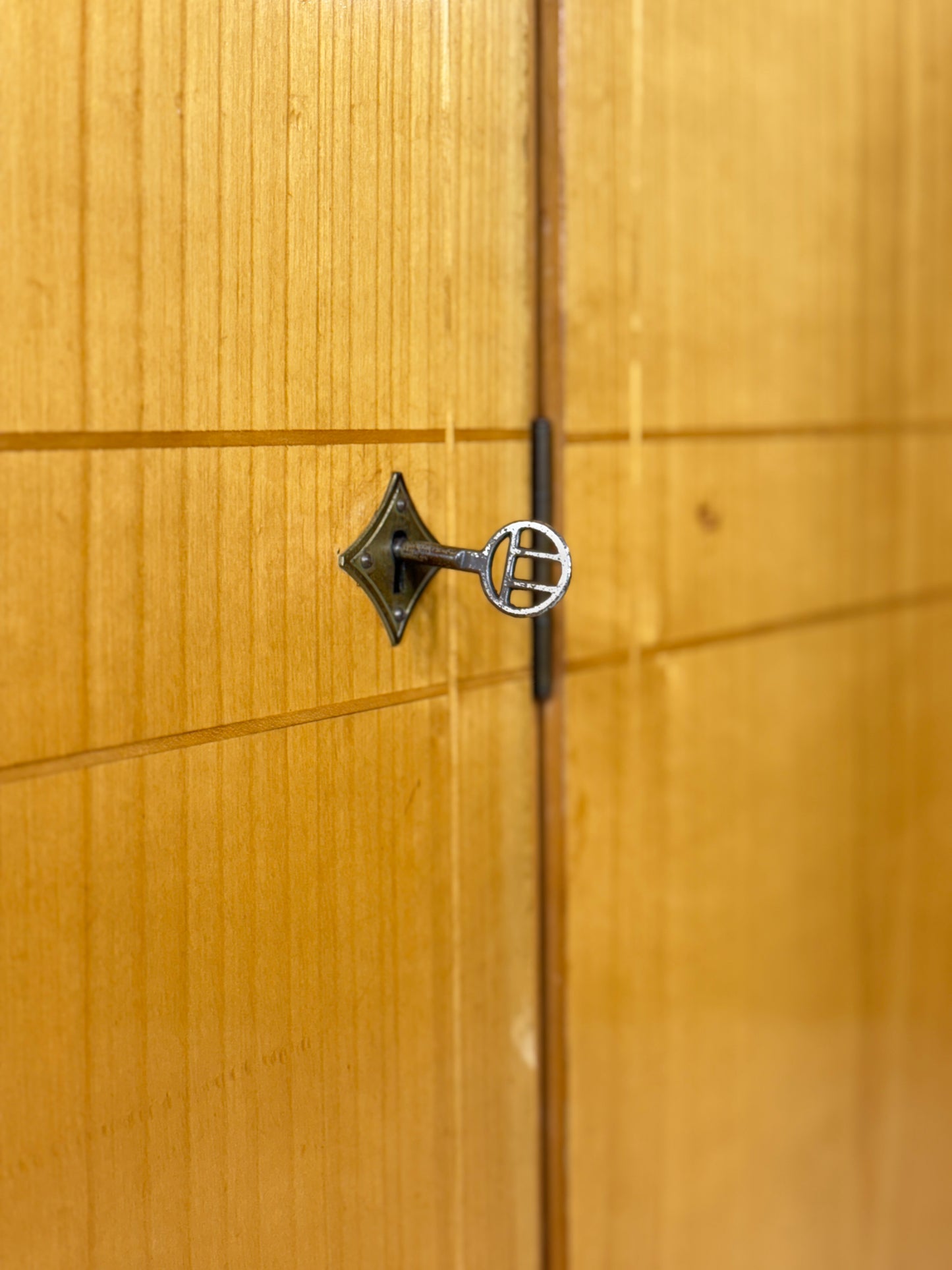 Vintage Kleiderschrank großer Holz Schrank Wäscheschrank