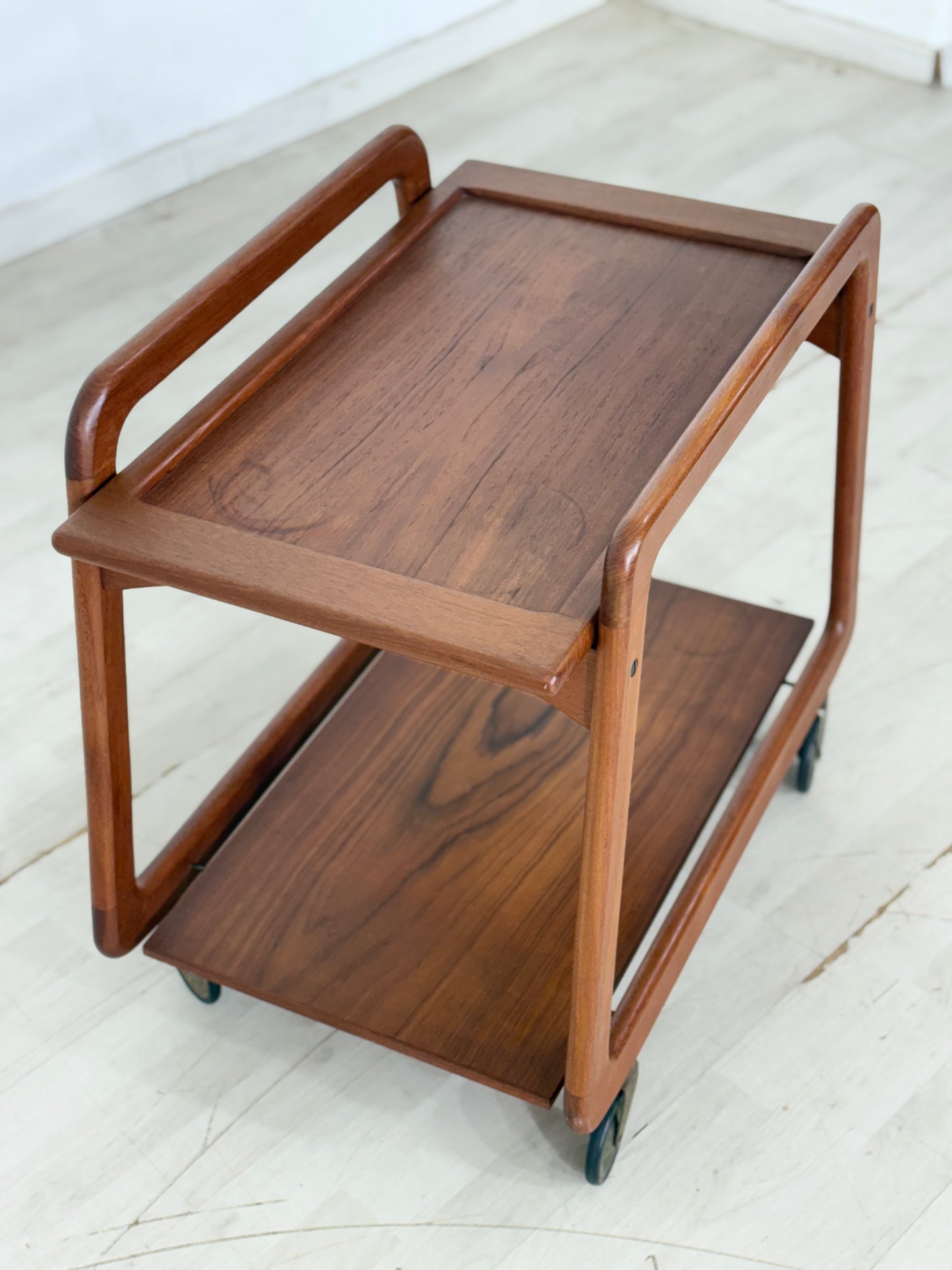 Danish Design Mid-Century Teewagen / Teak Servierwagen / 60er Jahre Beistelltisch / Danish Teak Couchtisch / Designer: Sika Møbler