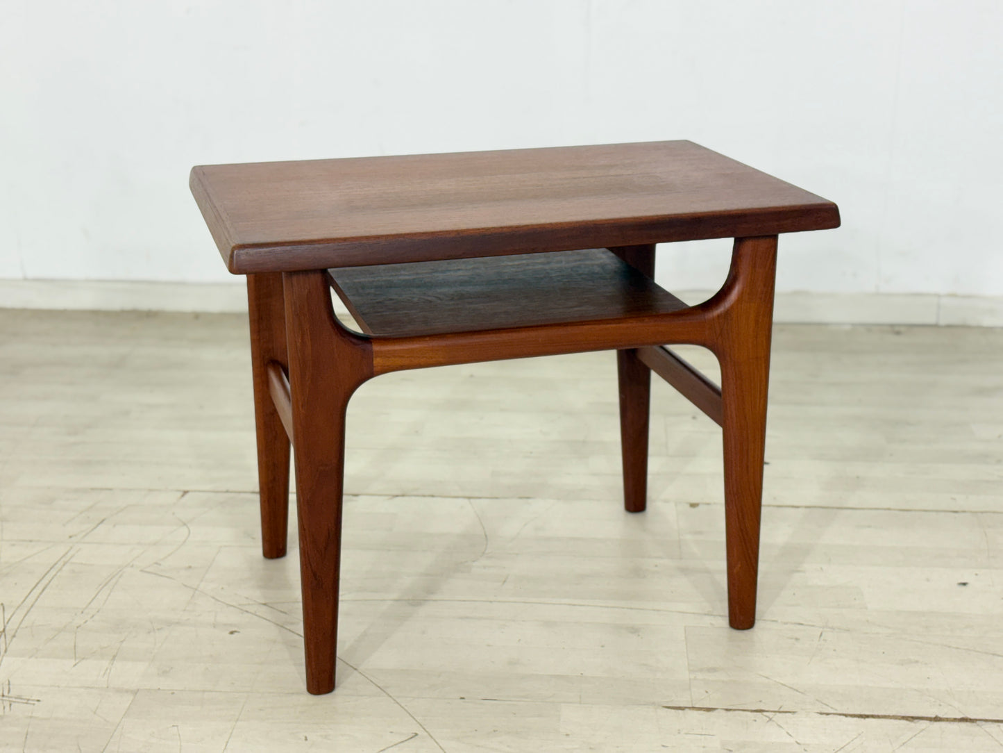 Danish Design Mid-Century Beistelltisch / Teak Couchtisch / 60er Jahre Beistelltisch / Danish Teak Couchtisch / Designer: Niels Bach