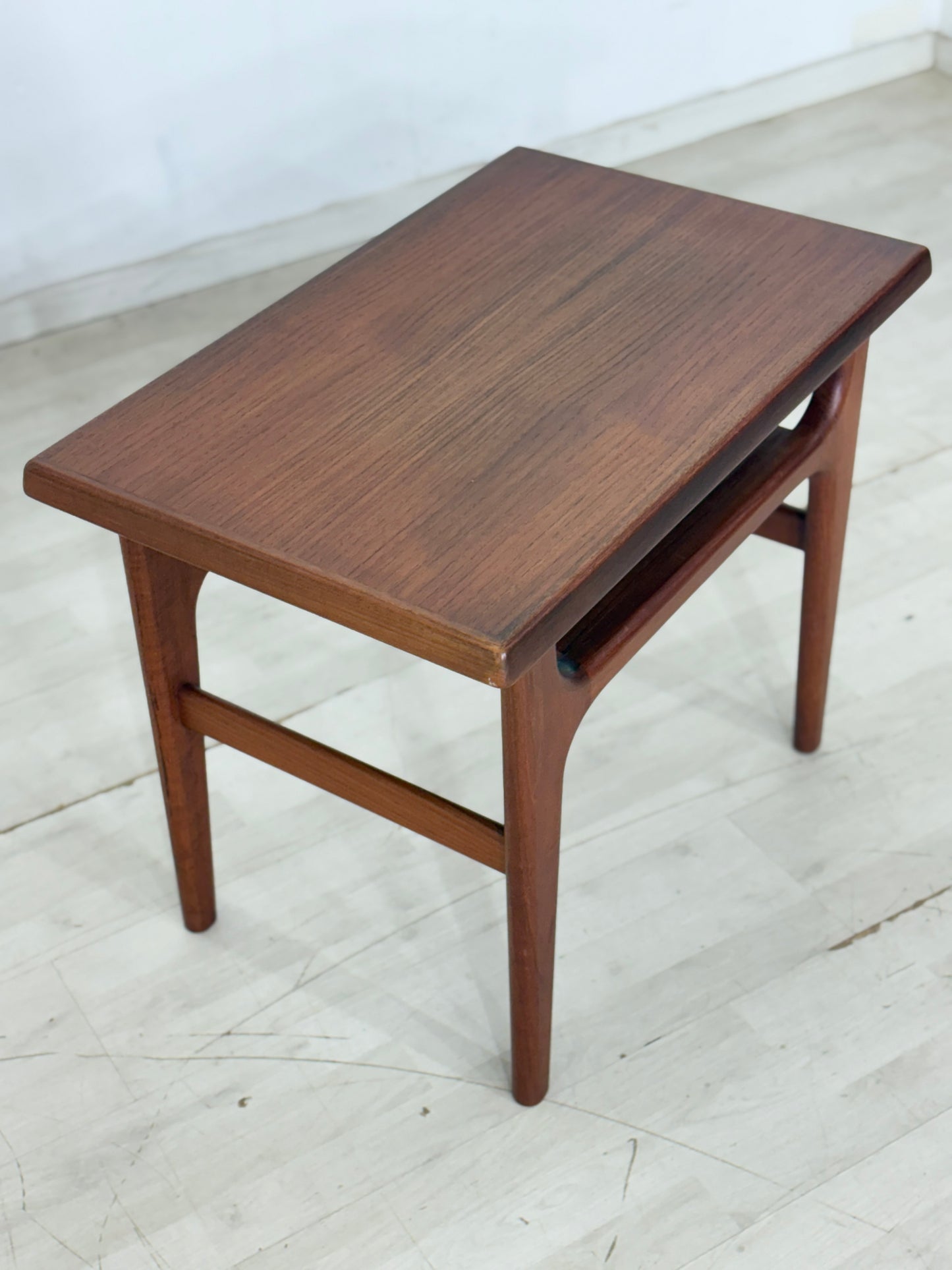 Danish Design Mid-Century Beistelltisch / Teak Couchtisch / 60er Jahre Beistelltisch / Danish Teak Couchtisch / Designer: Niels Bach