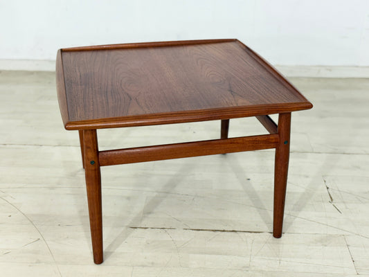 Danish Design Mid-Century Beistelltisch / Teak Couchtisch / 60er Jahre Beistelltisch / Danish Teak Couchtisch / Designer: Grete Jalk / Hersteller: Glostrup Møbelfabrik