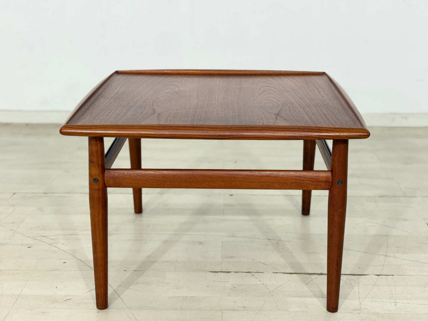 Danish Design Mid-Century Beistelltisch / Teak Couchtisch / 60er Jahre Beistelltisch / Danish Teak Couchtisch / Designer: Grete Jalk / Hersteller: Glostrup Møbelfabrik
