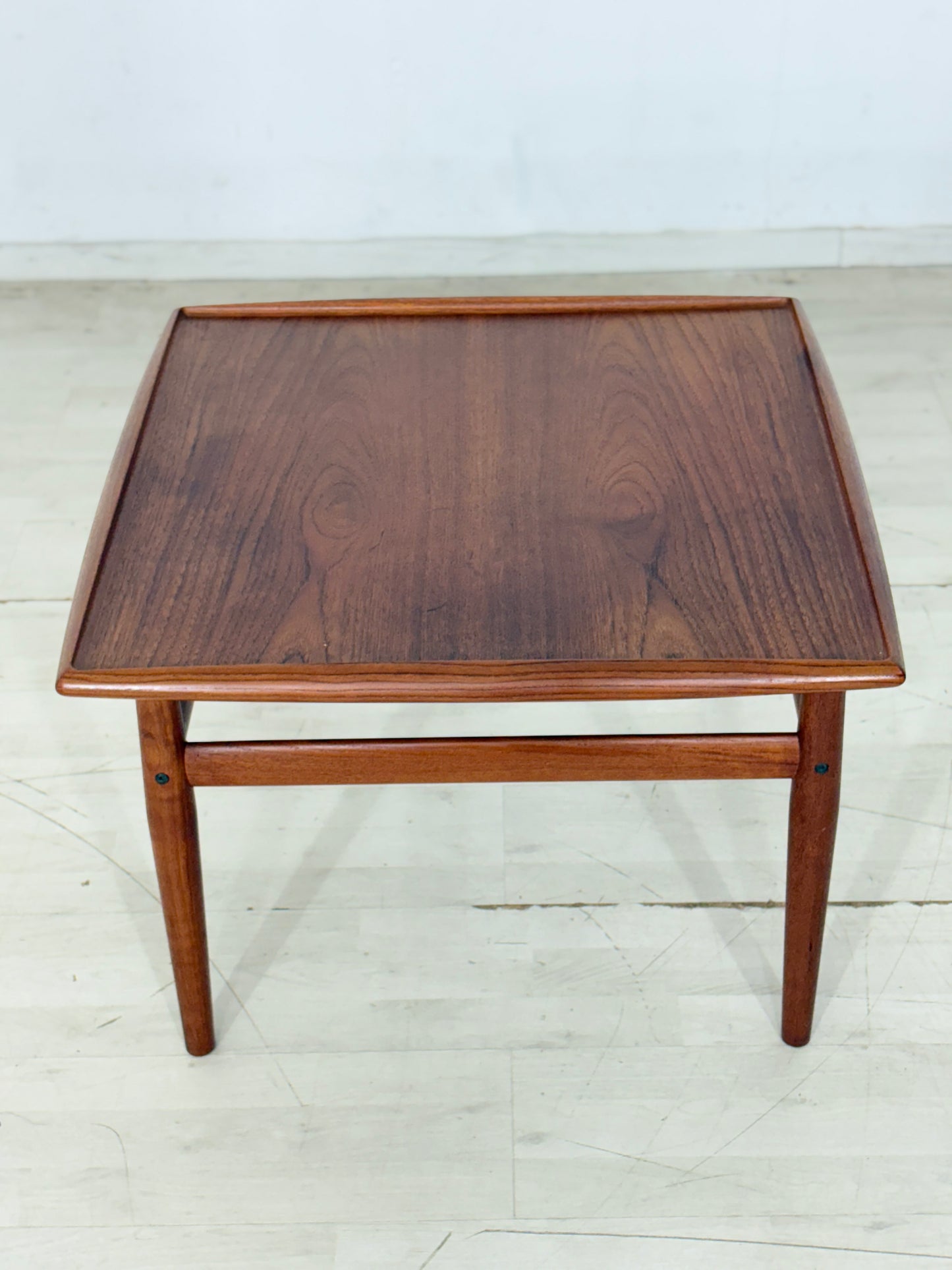 Danish Design Mid-Century Beistelltisch / Teak Couchtisch / 60er Jahre Beistelltisch / Danish Teak Couchtisch / Designer: Grete Jalk / Hersteller: Glostrup Møbelfabrik