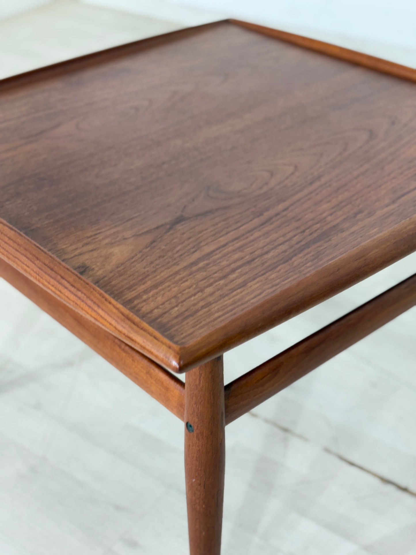 Danish Design Mid-Century Beistelltisch / Teak Couchtisch / 60er Jahre Beistelltisch / Danish Teak Couchtisch / Designer: Grete Jalk / Hersteller: Glostrup Møbelfabrik