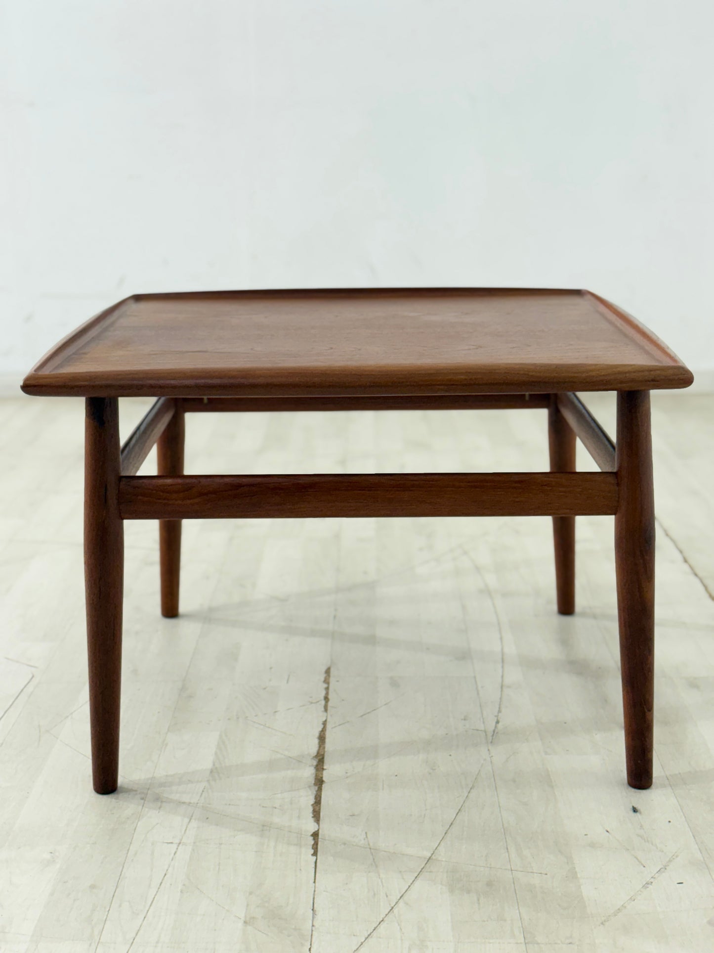 Danish Design Mid-Century Beistelltisch / Teak Couchtisch / 60er Jahre Beistelltisch / Danish Teak Couchtisch / Designer: Grete Jalk / Hersteller: Glostrup Møbelfabrik