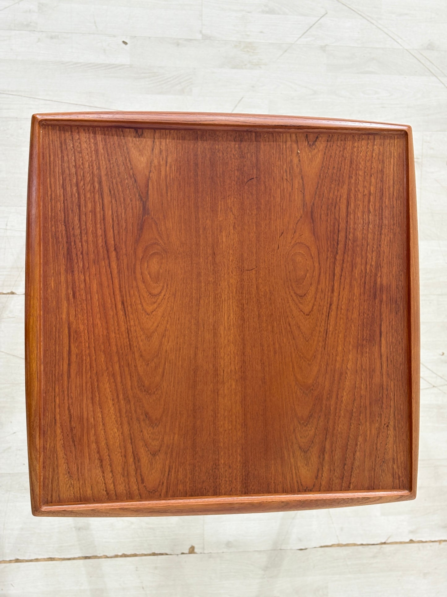 Danish Design Mid-Century Beistelltisch / Teak Couchtisch / 60er Jahre Beistelltisch / Danish Teak Couchtisch / Designer: Grete Jalk / Hersteller: Glostrup Møbelfabrik