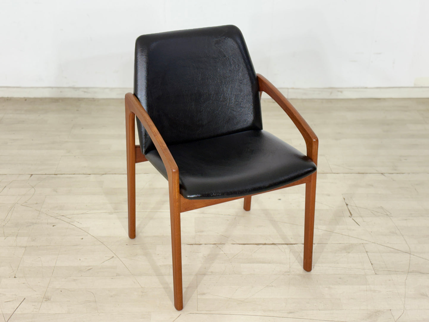 Danish Design Mid-Century Armlehnstuhl / Teak Stuhl / 60er Jahre Armlehnstuhl / Danish Teak Stuhl / Designer: Henning Kjærnulf / Hersteller: Korup Stolefabrik / Modell: 23