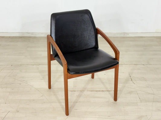 Danish Design Mid-Century Armlehnstuhl / Teak Stuhl / 60er Jahre Armlehnstuhl / Danish Teak Stuhl / Designer: Henning Kjærnulf / Hersteller: Korup Stolefabrik / Modell: 23