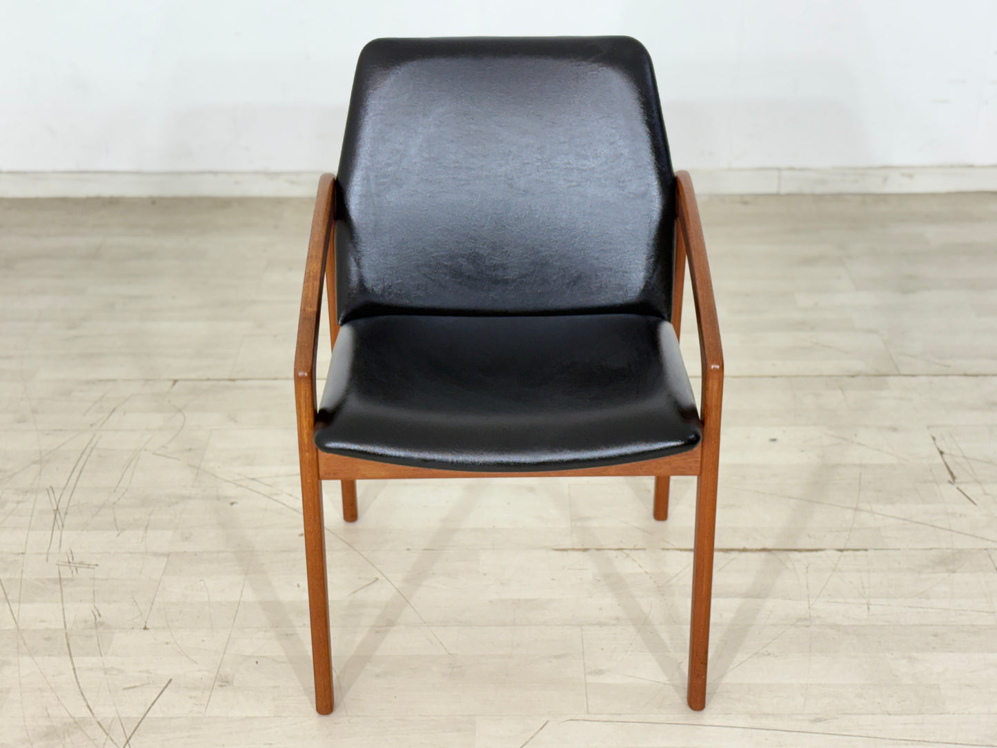 Danish Design Mid-Century Armlehnstuhl / Teak Stuhl / 60er Jahre Armlehnstuhl / Danish Teak Stuhl / Designer: Henning Kjærnulf / Hersteller: Korup Stolefabrik / Modell: 23