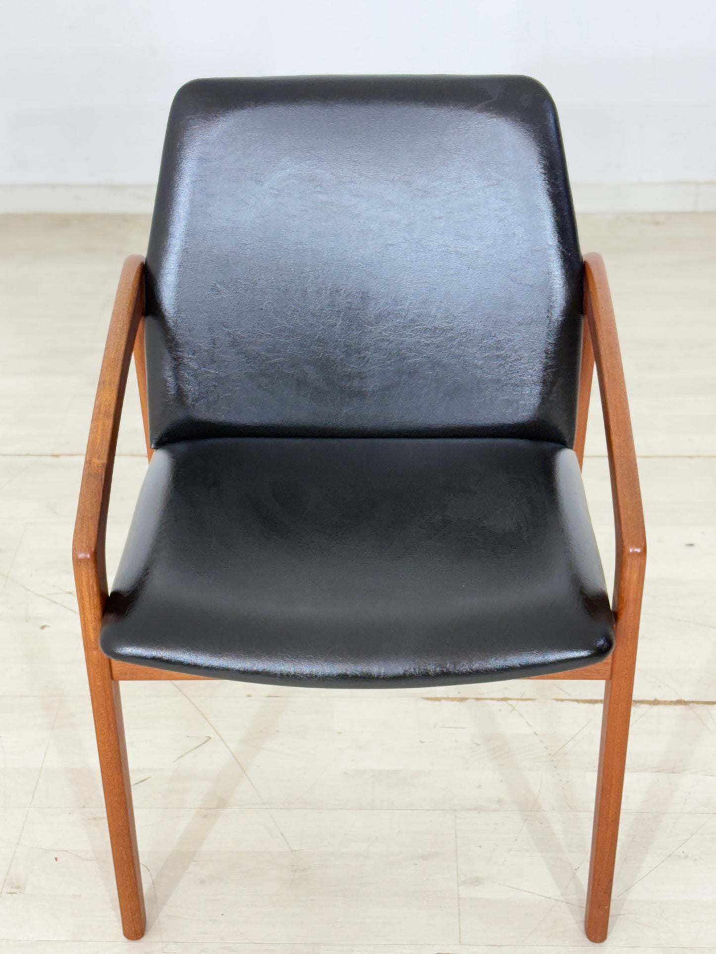 Danish Design Mid-Century Armlehnstuhl / Teak Stuhl / 60er Jahre Armlehnstuhl / Danish Teak Stuhl / Designer: Henning Kjærnulf / Hersteller: Korup Stolefabrik / Modell: 23