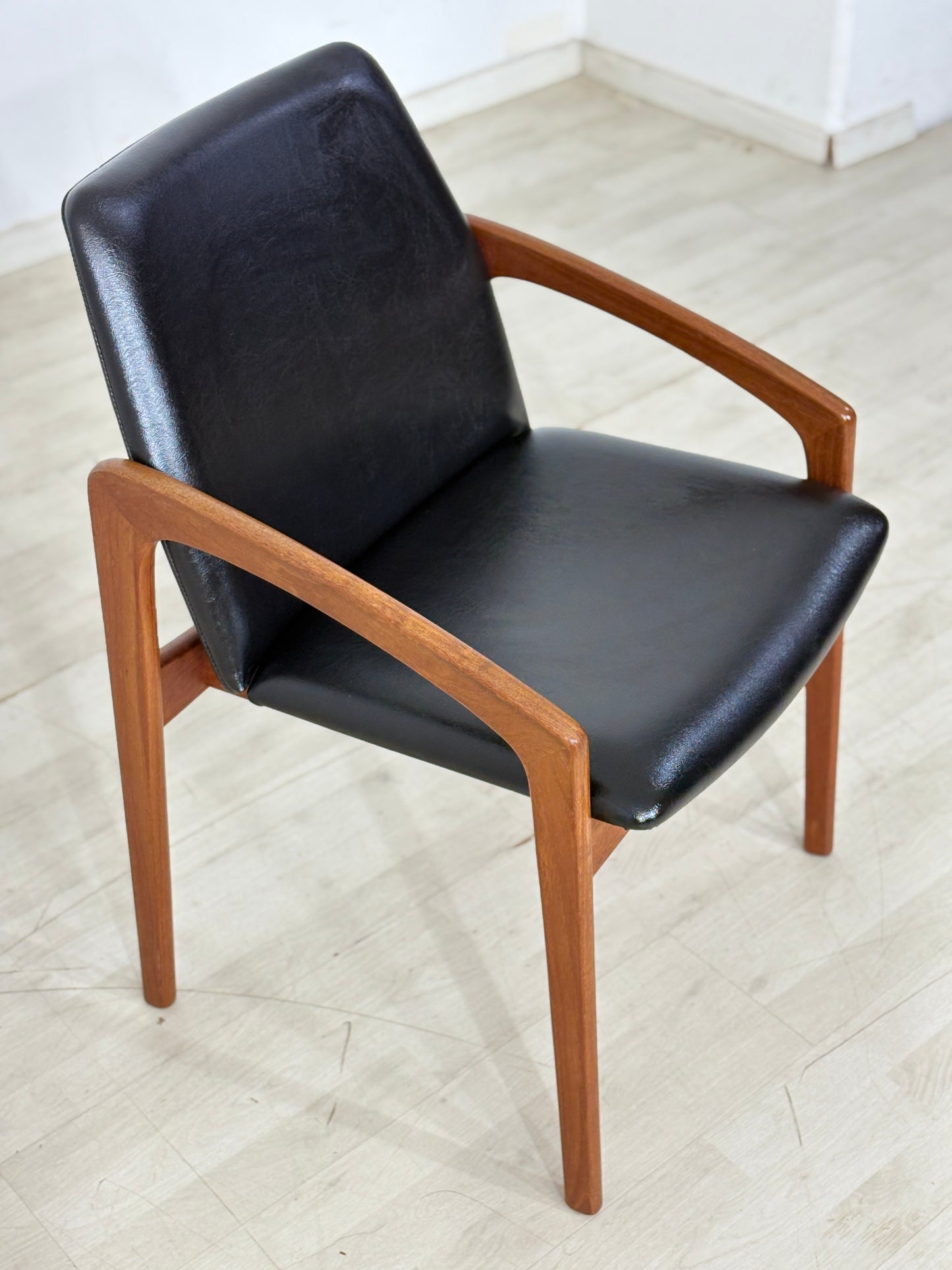 Danish Design Mid-Century Armlehnstuhl / Teak Stuhl / 60er Jahre Armlehnstuhl / Danish Teak Stuhl / Designer: Henning Kjærnulf / Hersteller: Korup Stolefabrik / Modell: 23