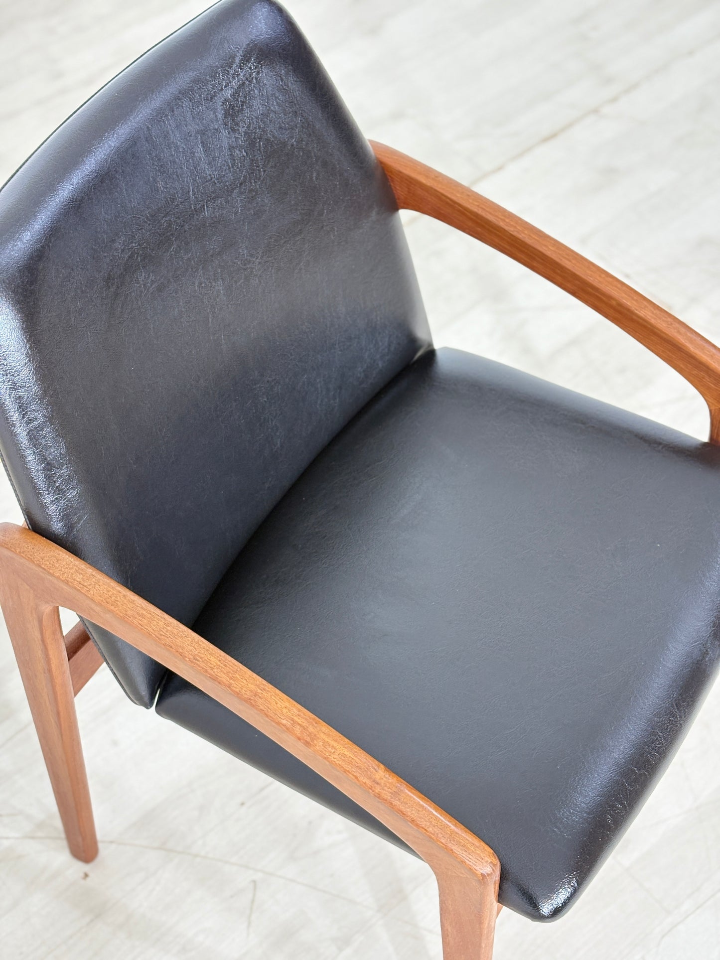 Danish Design Mid-Century Armlehnstuhl / Teak Stuhl / 60er Jahre Armlehnstuhl / Danish Teak Stuhl / Designer: Henning Kjærnulf / Hersteller: Korup Stolefabrik / Modell: 23