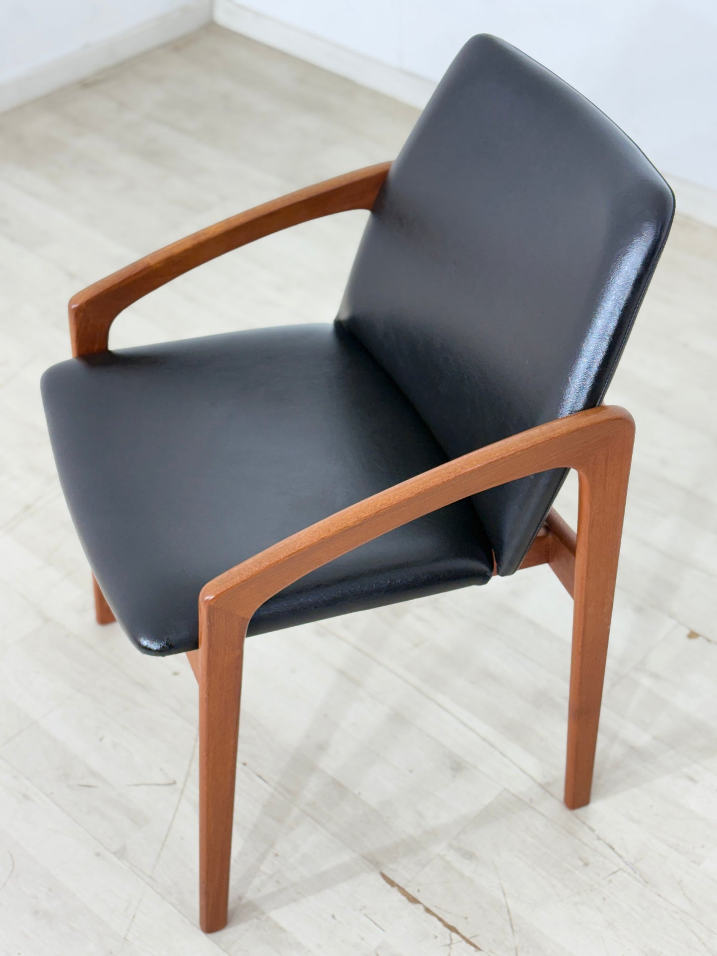 Danish Design Mid-Century Armlehnstuhl / Teak Stuhl / 60er Jahre Armlehnstuhl / Danish Teak Stuhl / Designer: Henning Kjærnulf / Hersteller: Korup Stolefabrik / Modell: 23