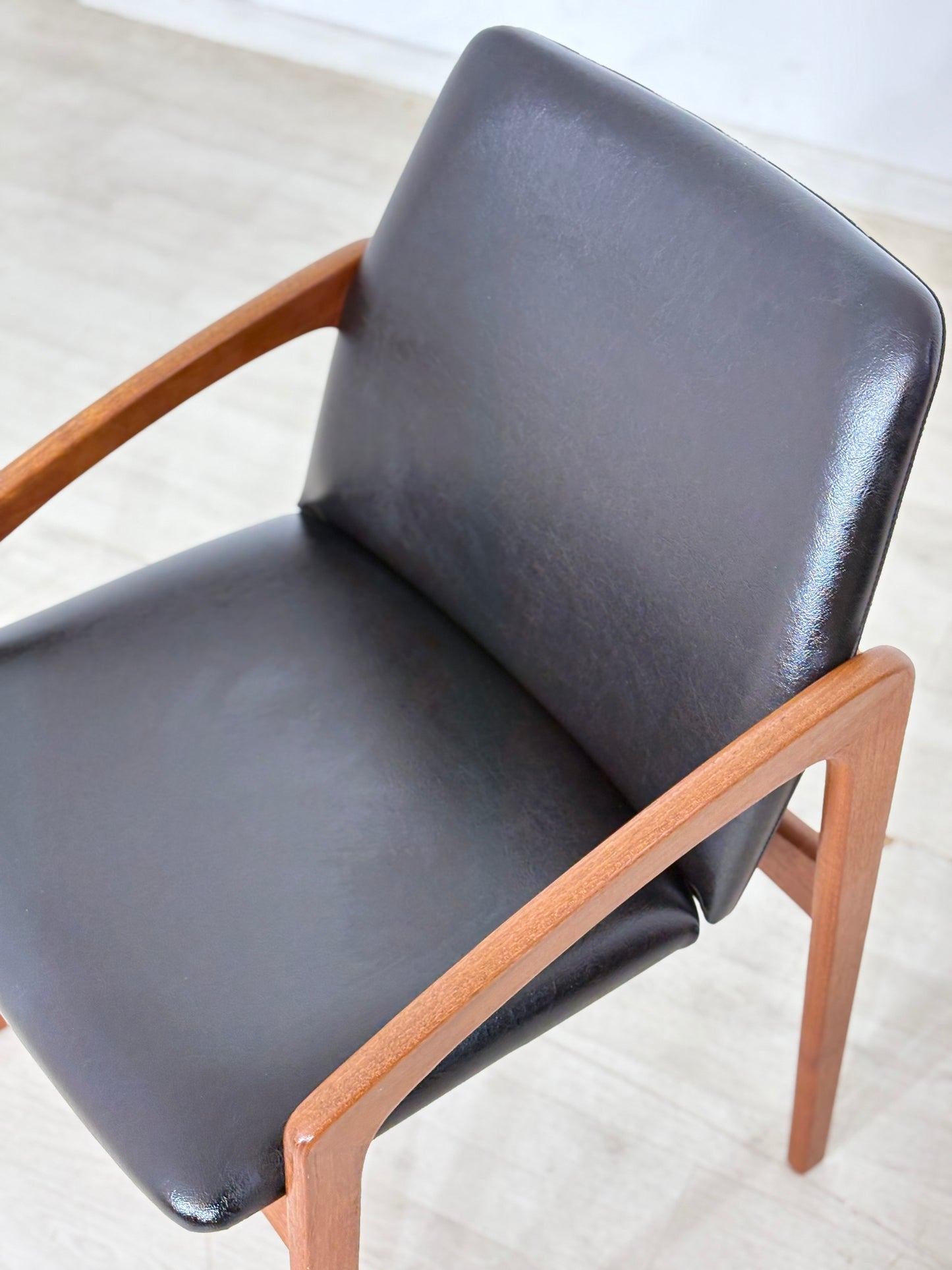Danish Design Mid-Century Armlehnstuhl / Teak Stuhl / 60er Jahre Armlehnstuhl / Danish Teak Stuhl / Designer: Henning Kjærnulf / Hersteller: Korup Stolefabrik / Modell: 23
