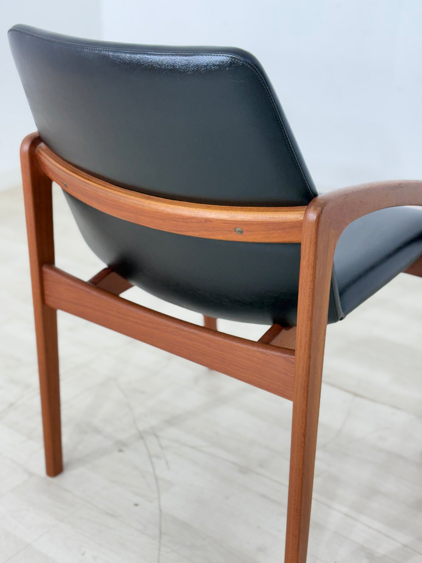 Danish Design Mid-Century Armlehnstuhl / Teak Stuhl / 60er Jahre Armlehnstuhl / Danish Teak Stuhl / Designer: Henning Kjærnulf / Hersteller: Korup Stolefabrik / Modell: 23