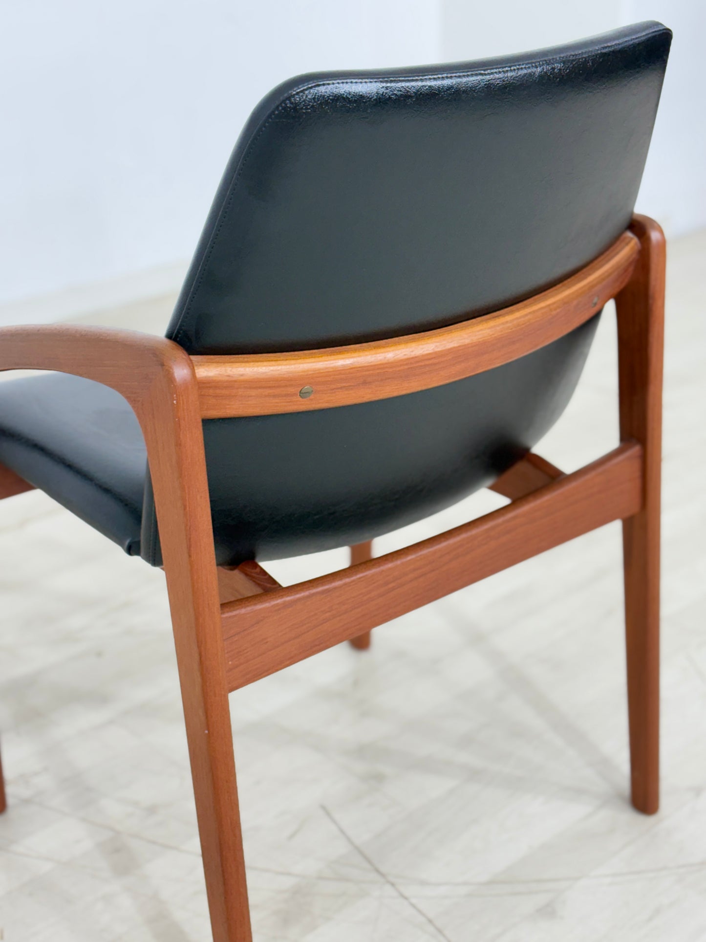Danish Design Mid-Century Armlehnstuhl / Teak Stuhl / 60er Jahre Armlehnstuhl / Danish Teak Stuhl / Designer: Henning Kjærnulf / Hersteller: Korup Stolefabrik / Modell: 23