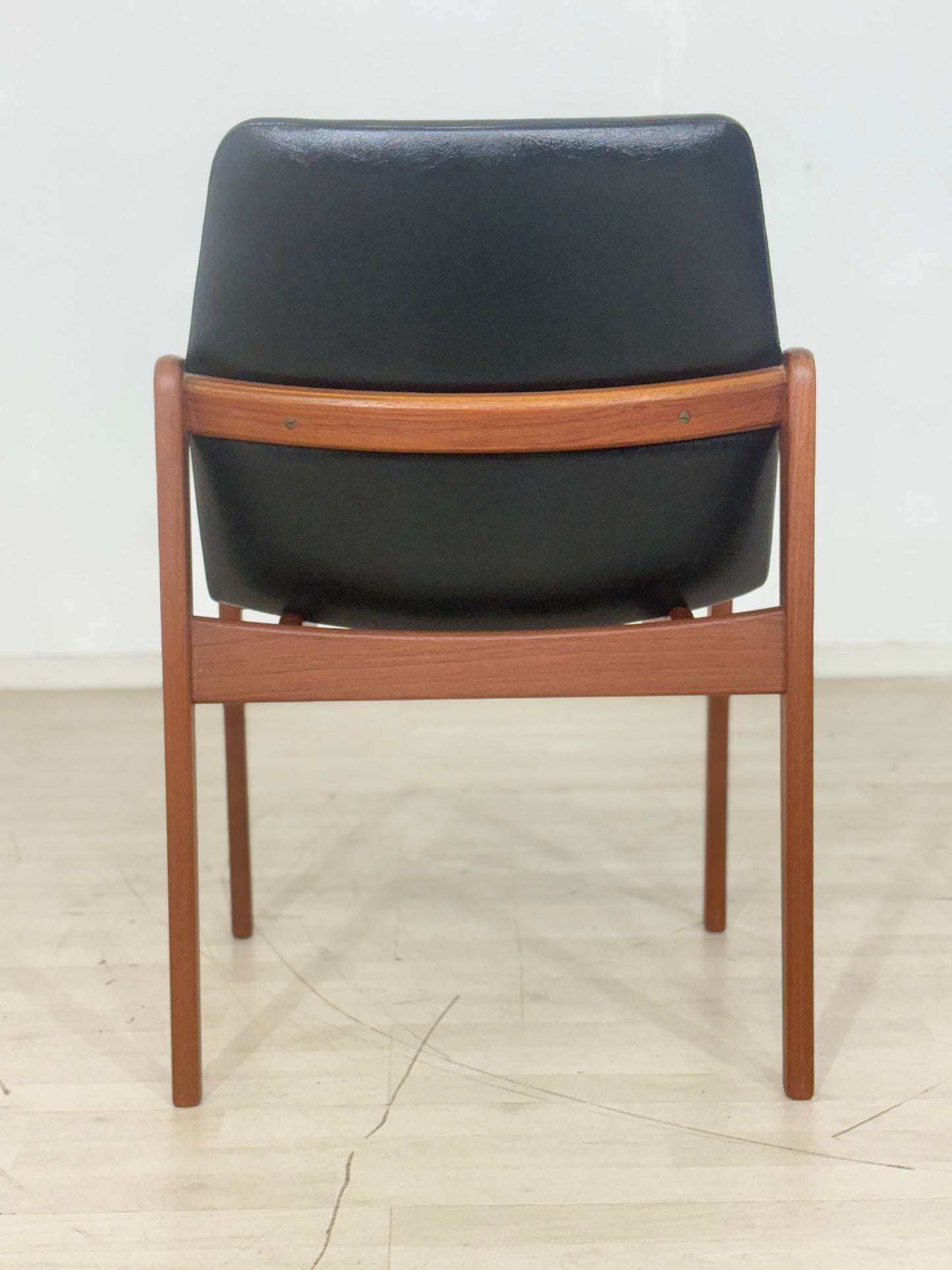 Danish Design Mid-Century Armlehnstuhl / Teak Stuhl / 60er Jahre Armlehnstuhl / Danish Teak Stuhl / Designer: Henning Kjærnulf / Hersteller: Korup Stolefabrik / Modell: 23