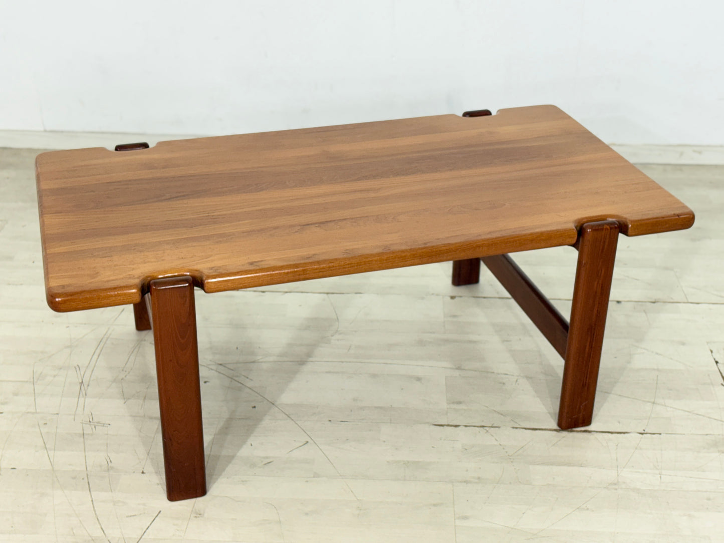 Danish Design Mid-Century Beistelltisch / Teak Couchtisch / 60er Jahre Beistelltisch / Danish Teak Couchtisch / Designer: Niels Bach