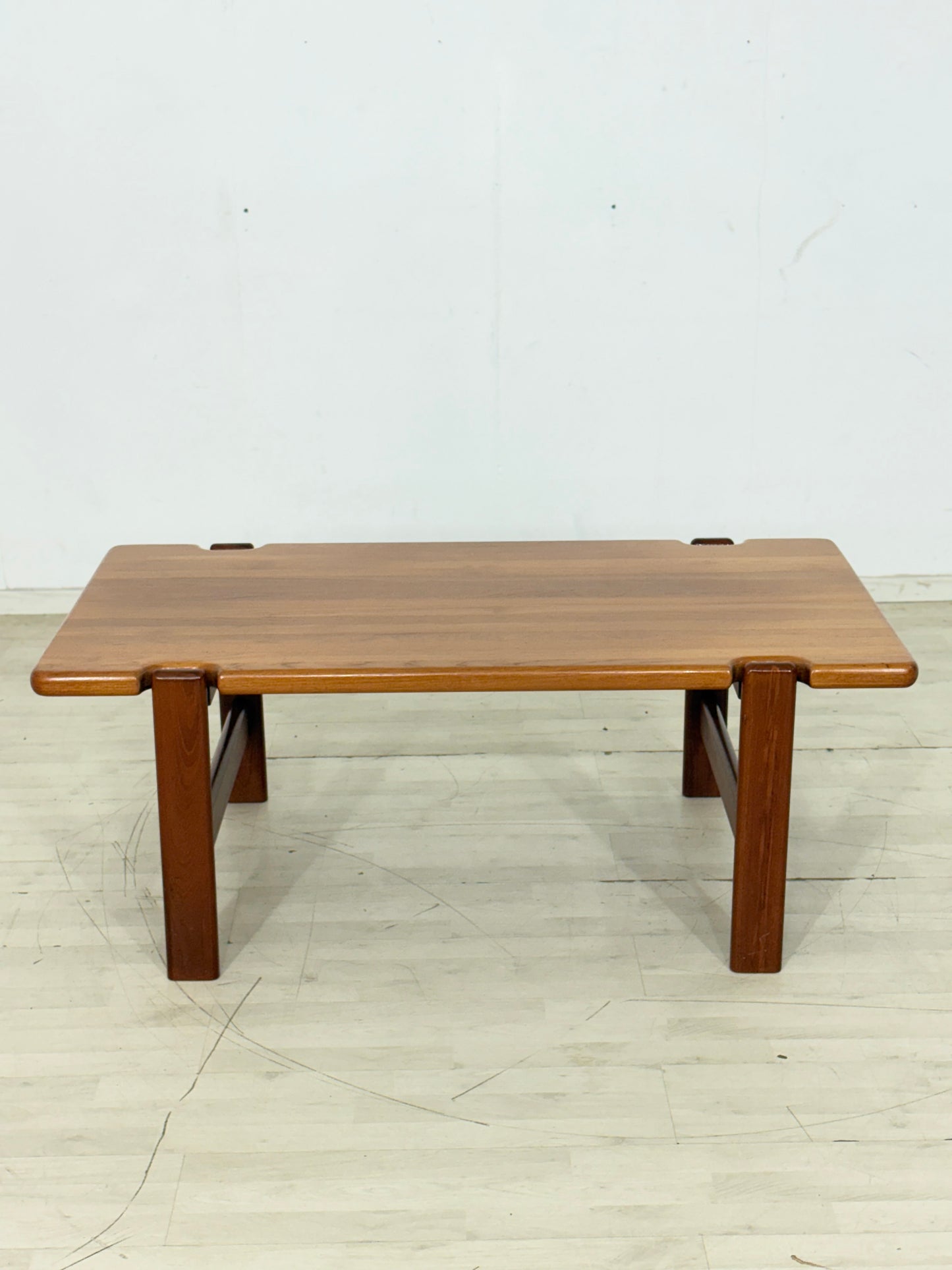 Danish Design Mid-Century Beistelltisch / Teak Couchtisch / 60er Jahre Beistelltisch / Danish Teak Couchtisch / Designer: Niels Bach