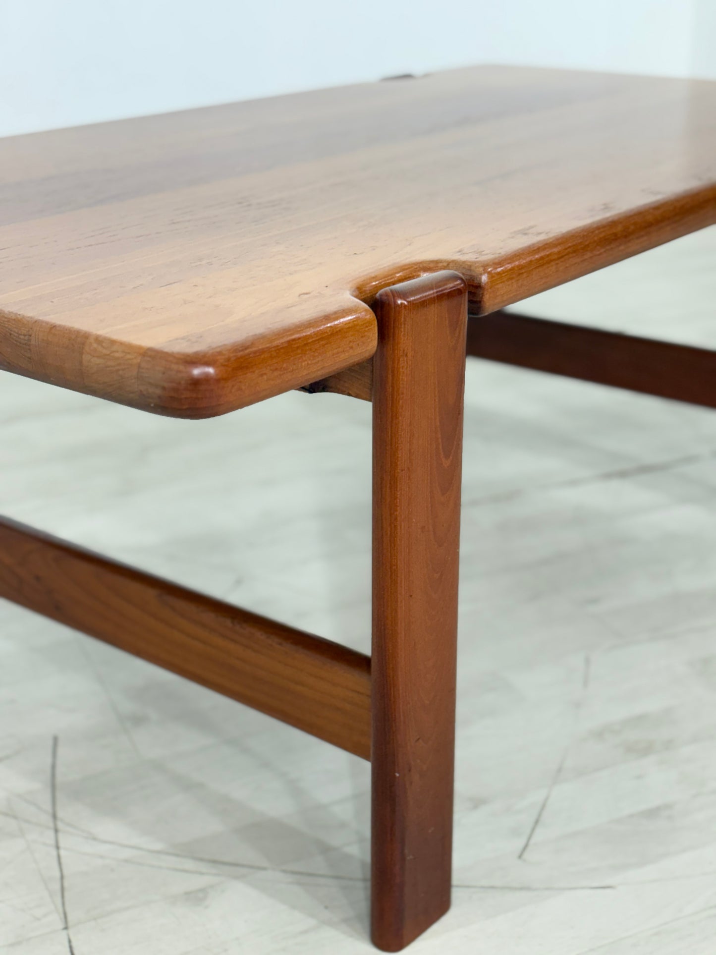 Danish Design Mid-Century Beistelltisch / Teak Couchtisch / 60er Jahre Beistelltisch / Danish Teak Couchtisch / Designer: Niels Bach