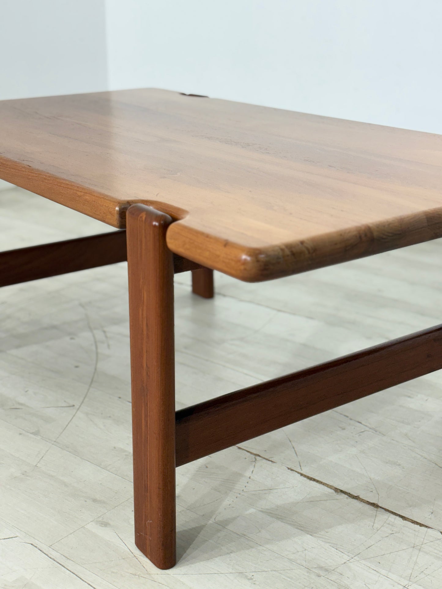 Danish Design Mid-Century Beistelltisch / Teak Couchtisch / 60er Jahre Beistelltisch / Danish Teak Couchtisch / Designer: Niels Bach