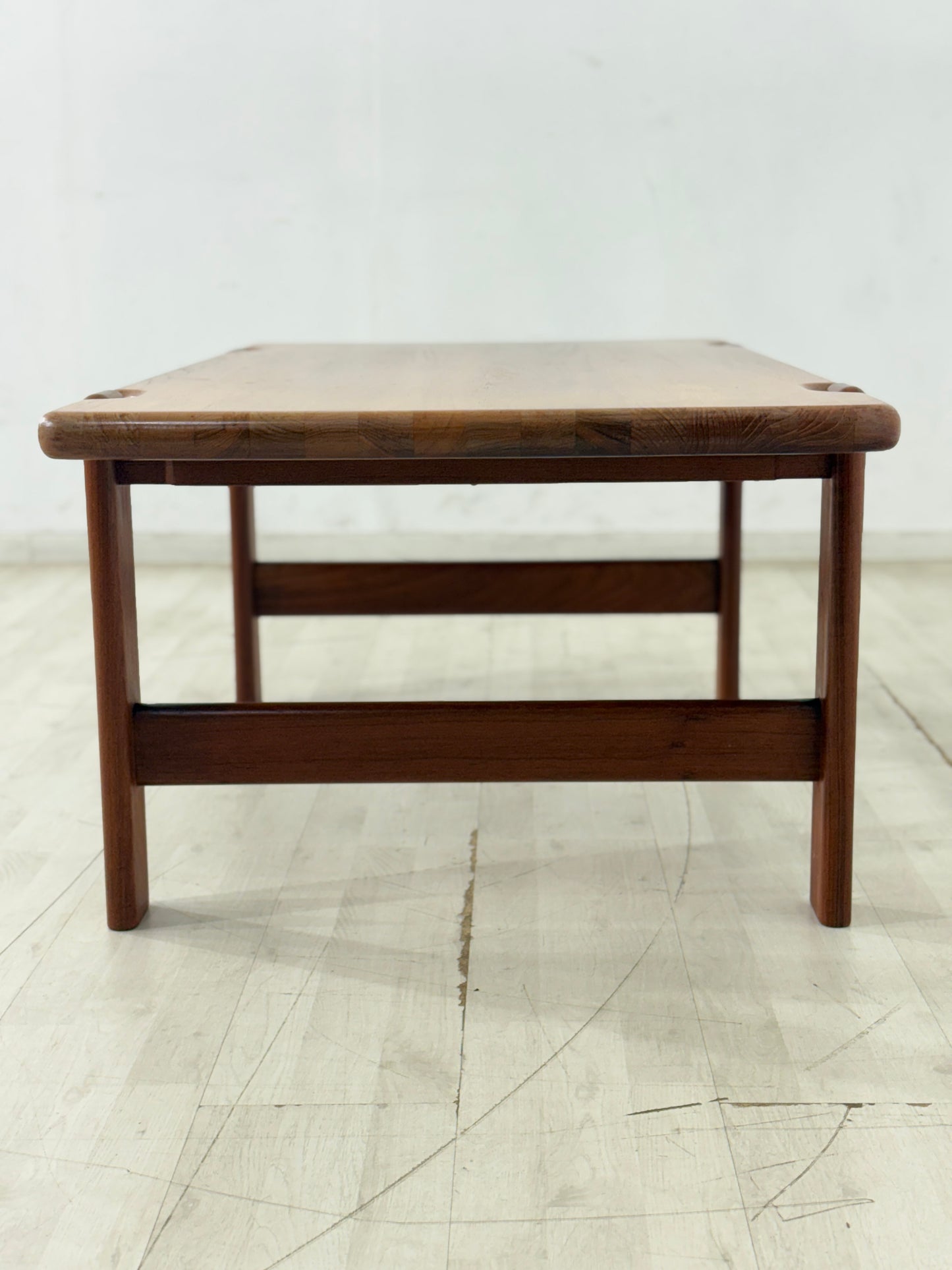Danish Design Mid-Century Beistelltisch / Teak Couchtisch / 60er Jahre Beistelltisch / Danish Teak Couchtisch / Designer: Niels Bach